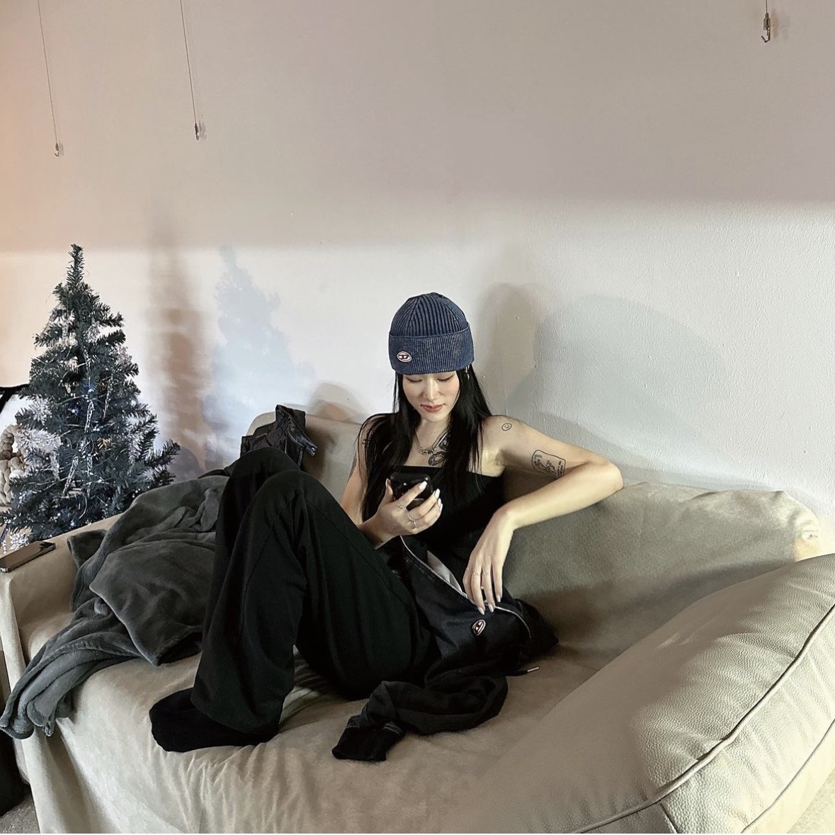 Diesel K-Armelo Ribbed Beanie in Indigo Cotton Blue 착용 스타일 - 2