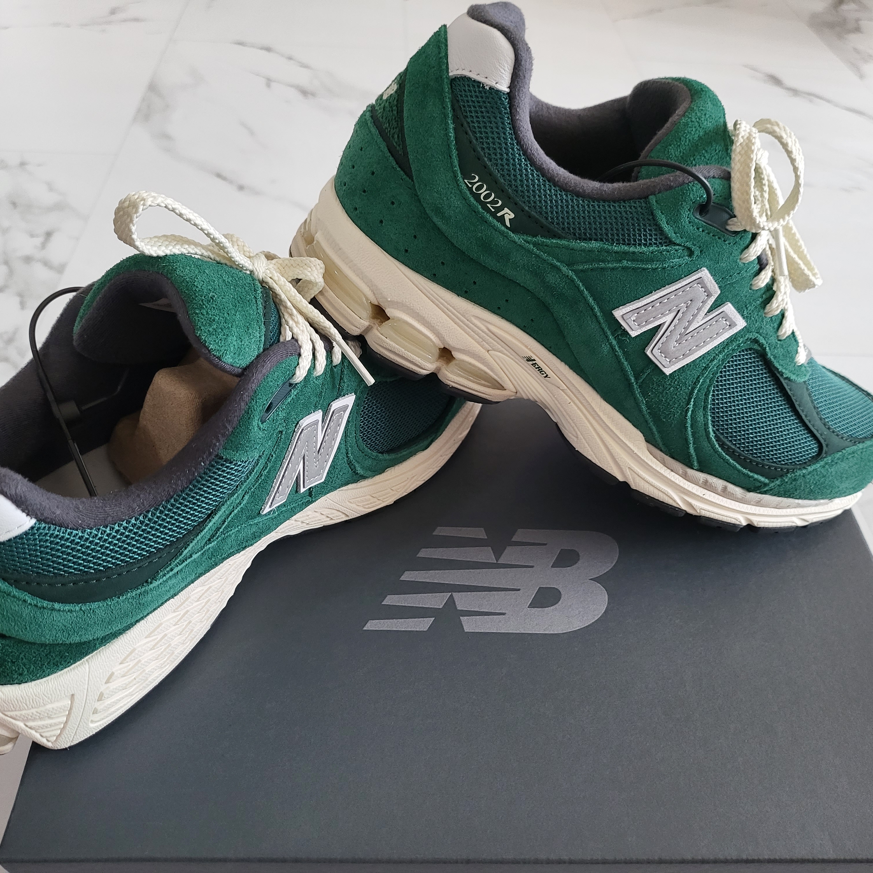 New Balance 2002R Nightwatch Green 착용 스타일