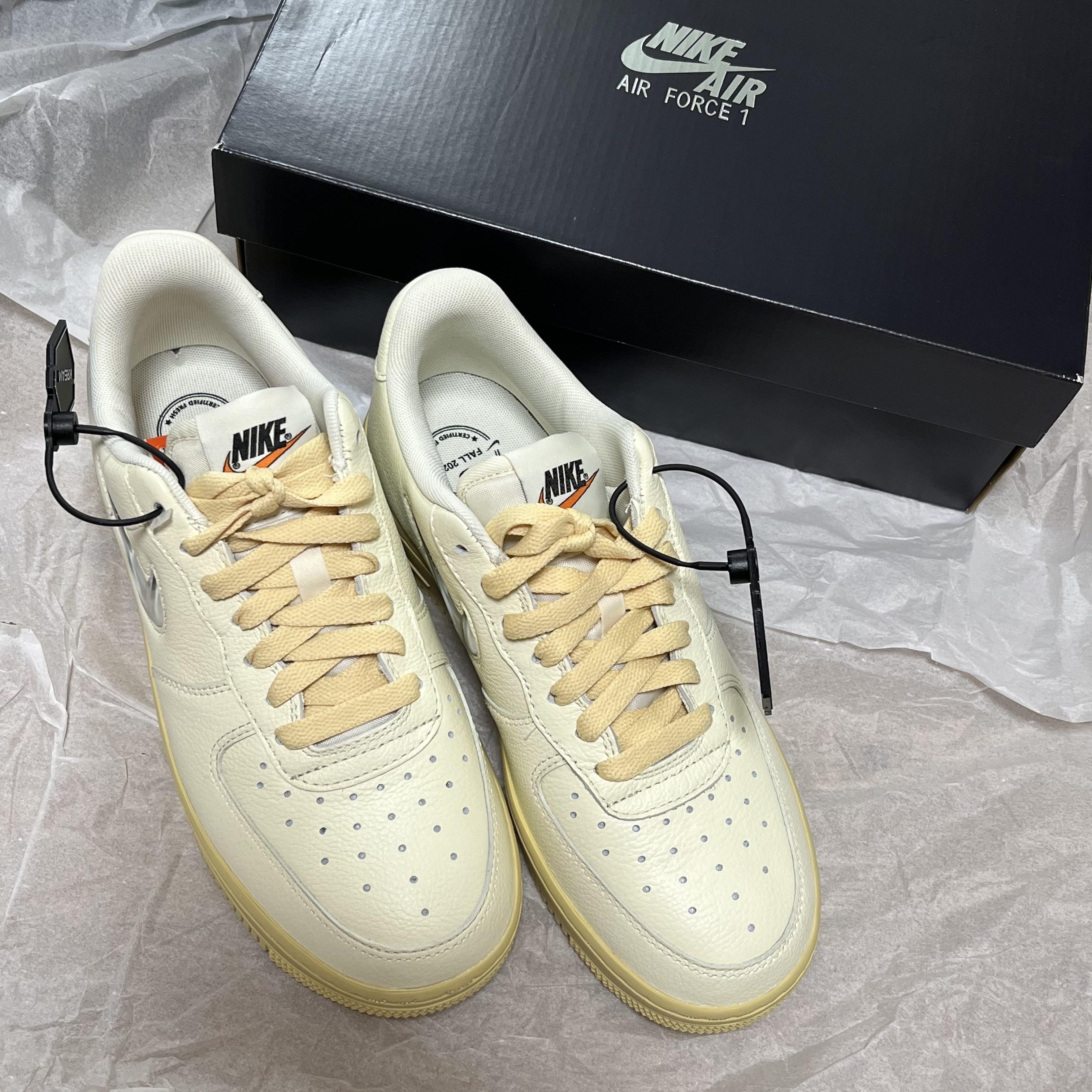 (W) Nike Air Force 1 '07 LX Coconut Milk and Lemon Wash 착용 스타일