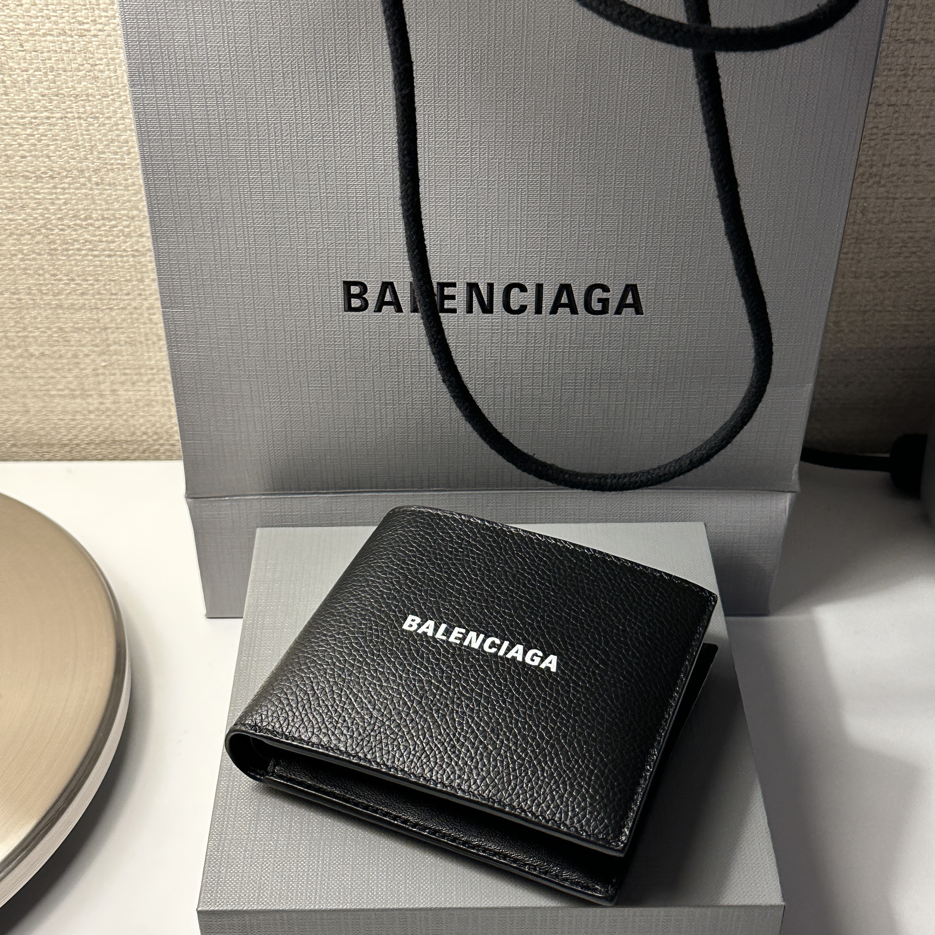 Balenciaga Cash Square Folded Wallet Black 착용 스타일