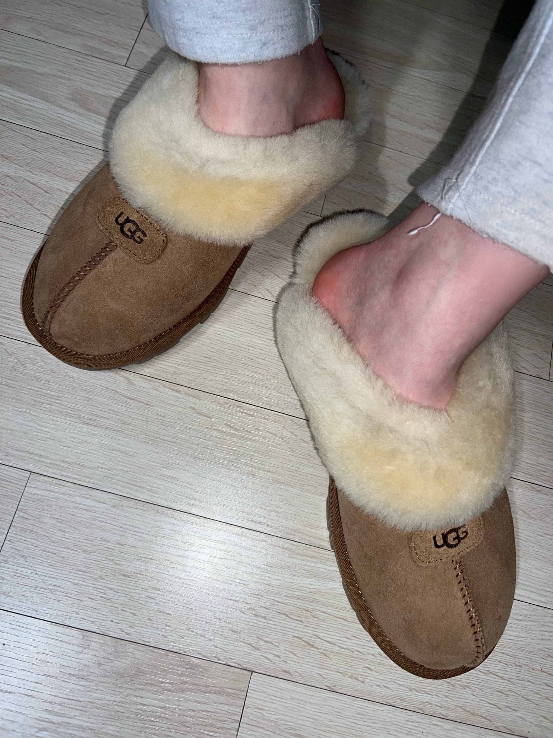 (W) UGG Coquette Slipper Chestnut, Palace Script 6-Panel Navy - 22SS 착용 스타일 - 2
