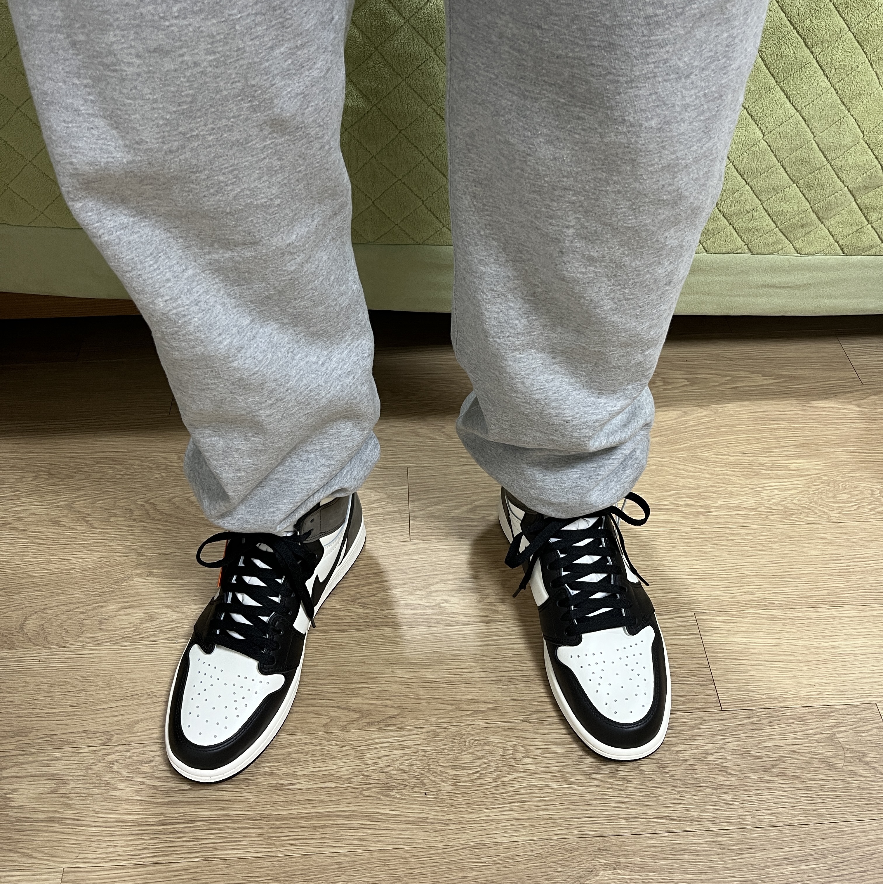 Jordan 1 Retro High OG Black Mocha 착용 스타일 - 4