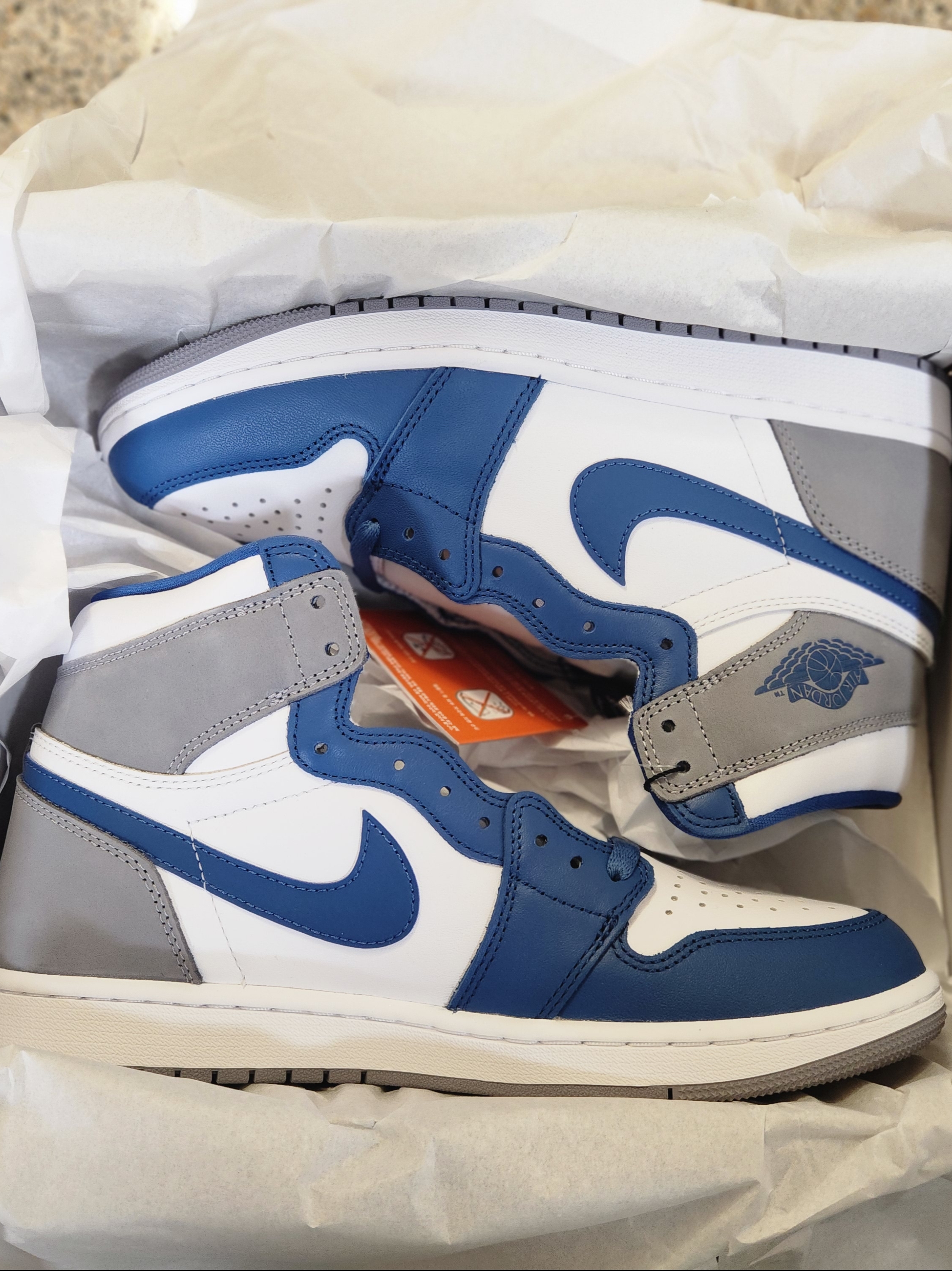 Jordan 1 Retro High OG True Blue, Nike Dunk Low Retro SE Barber Shop Grey 착용 스타일 - 3