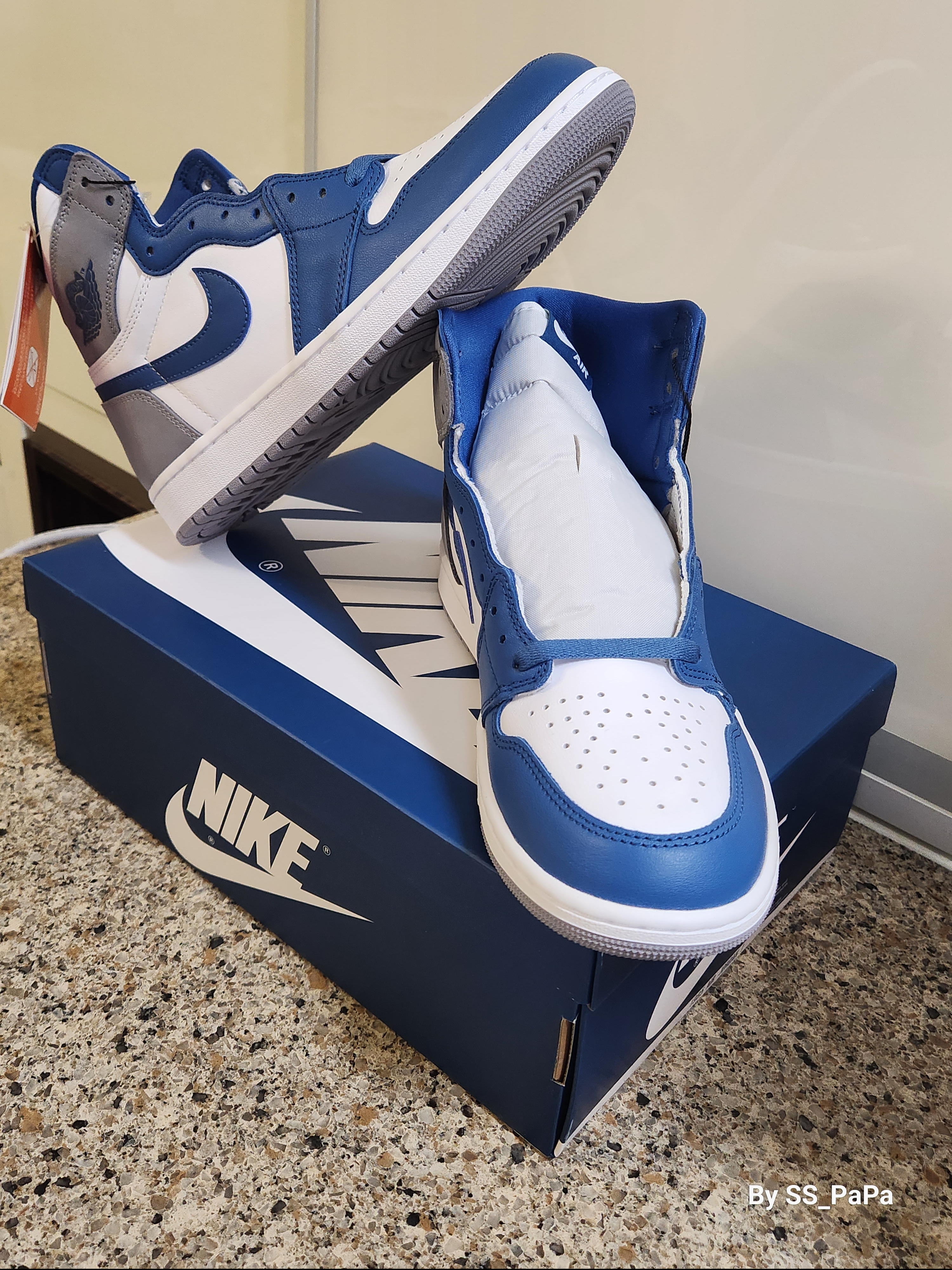 Jordan 1 Retro High OG True Blue, Nike Dunk Low Retro SE Barber Shop Grey 착용 스타일 - 4