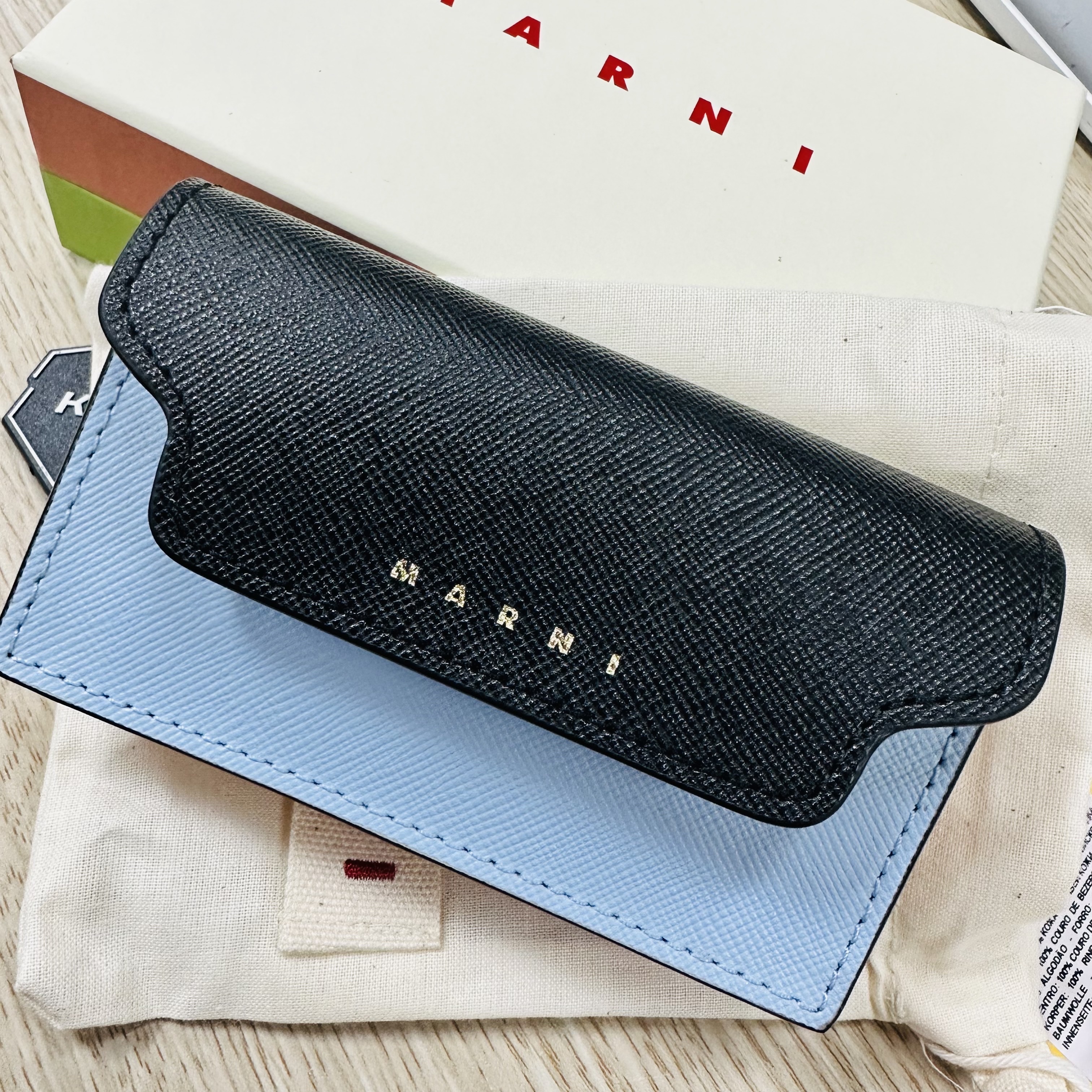 Marni Saffiano Business Card Case Black Illusion Blue Chili 착용 스타일