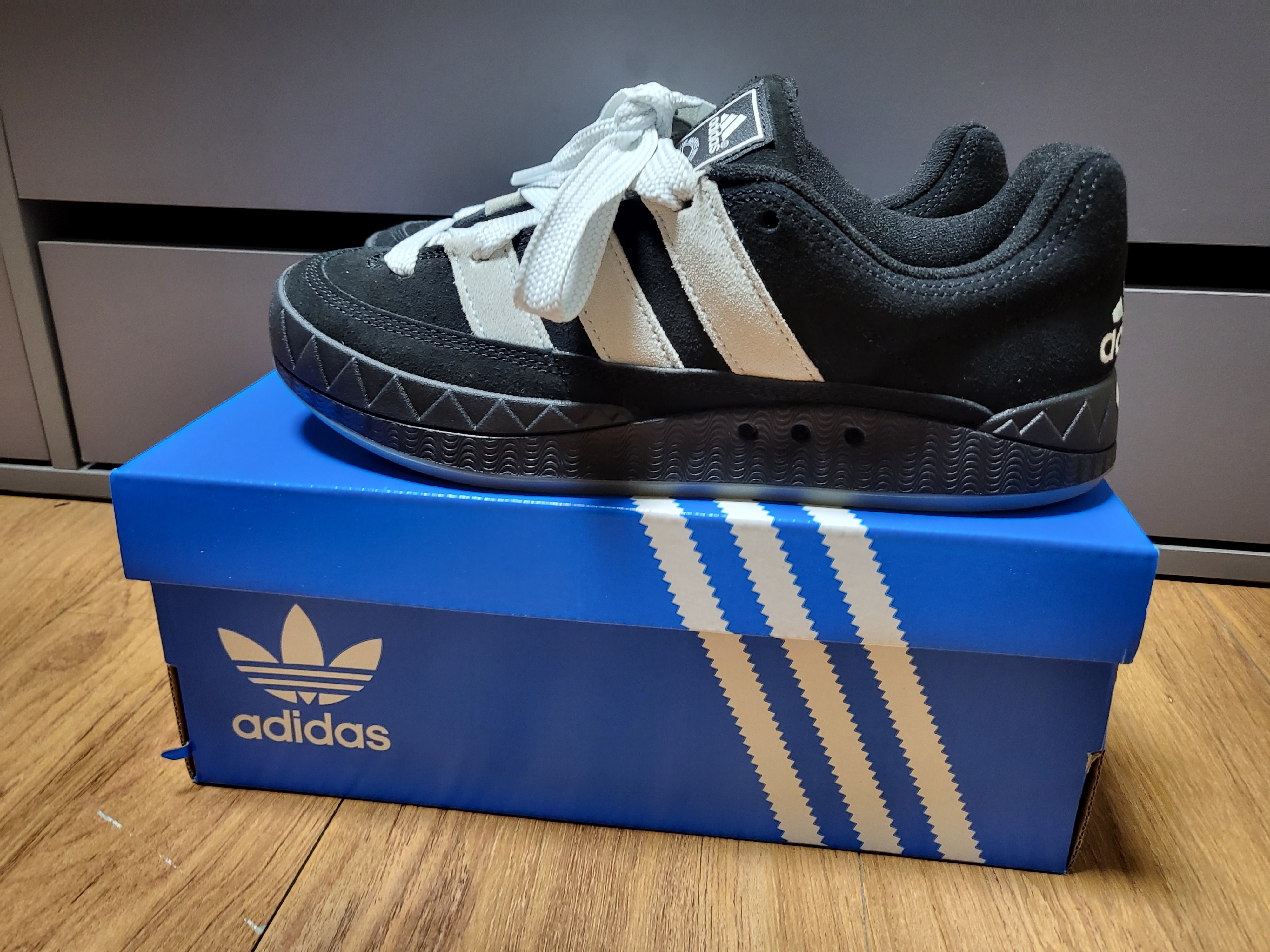 Adidas Adimatic Core Black Crystal White 착용 스타일