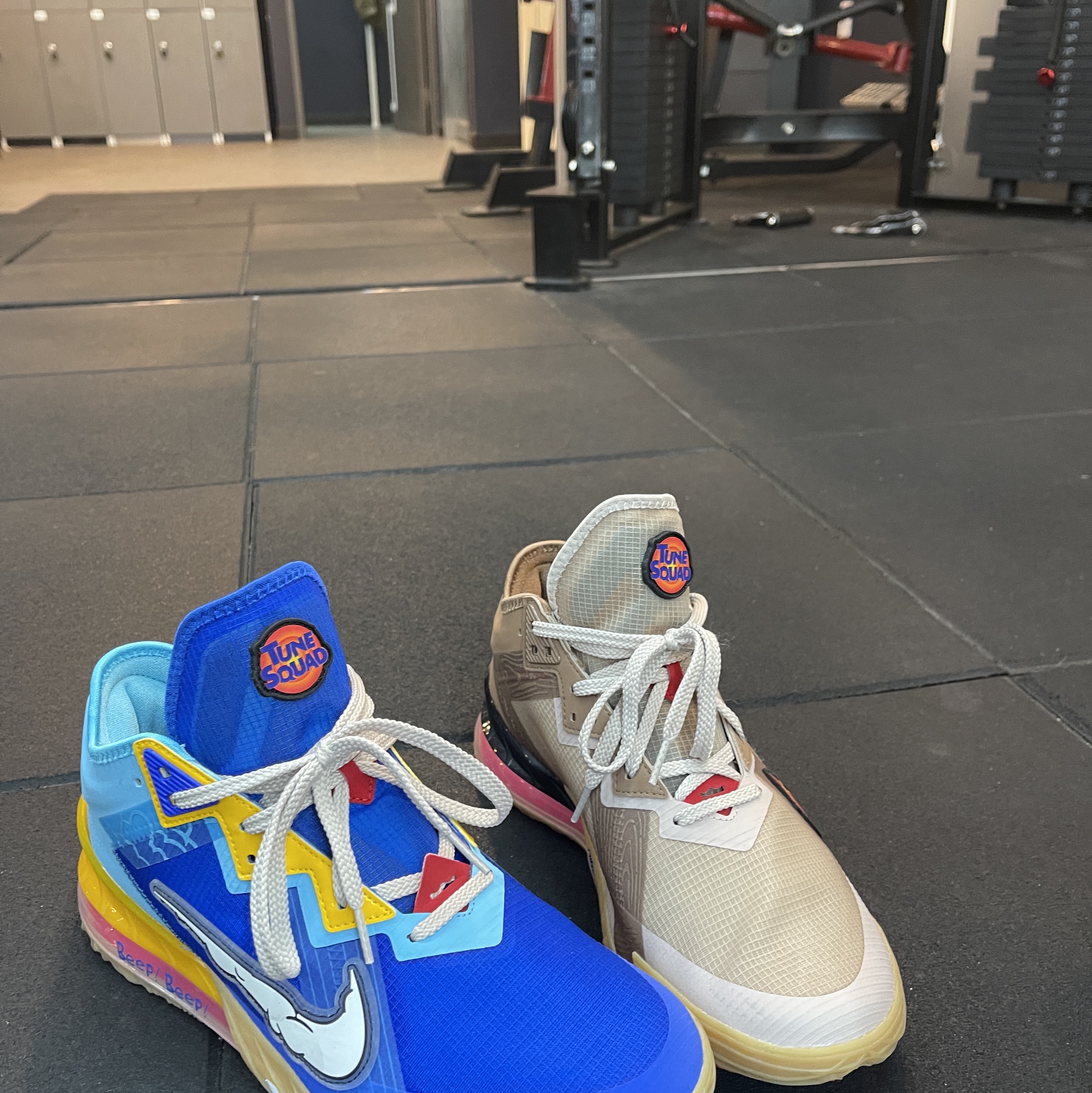 Nike LeBron 18 Low Wile E. vs Roadrunner 착용 스타일 - 5