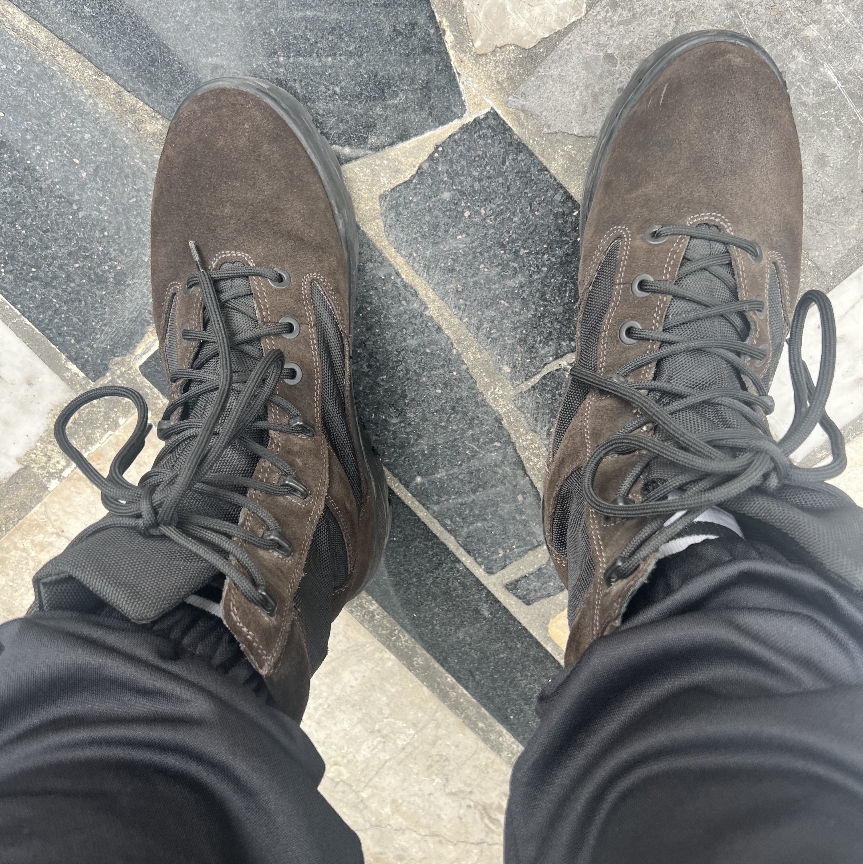 Yeezy Season 3 Military Boot Onyx Shade 착용 스타일 - 1