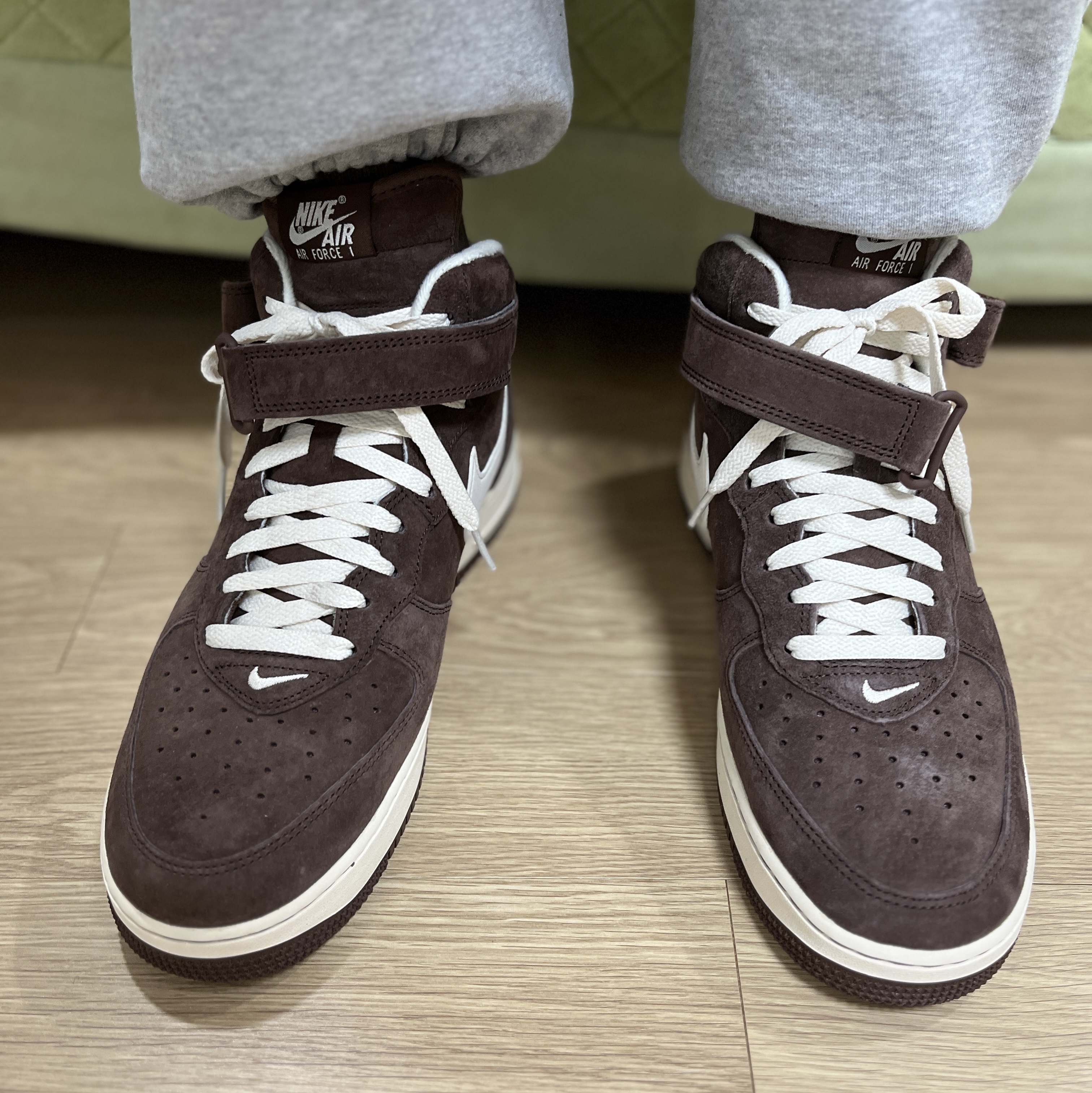 Nike Air Force 1 Mid '07 QS Chocolate 착용 스타일 - 2