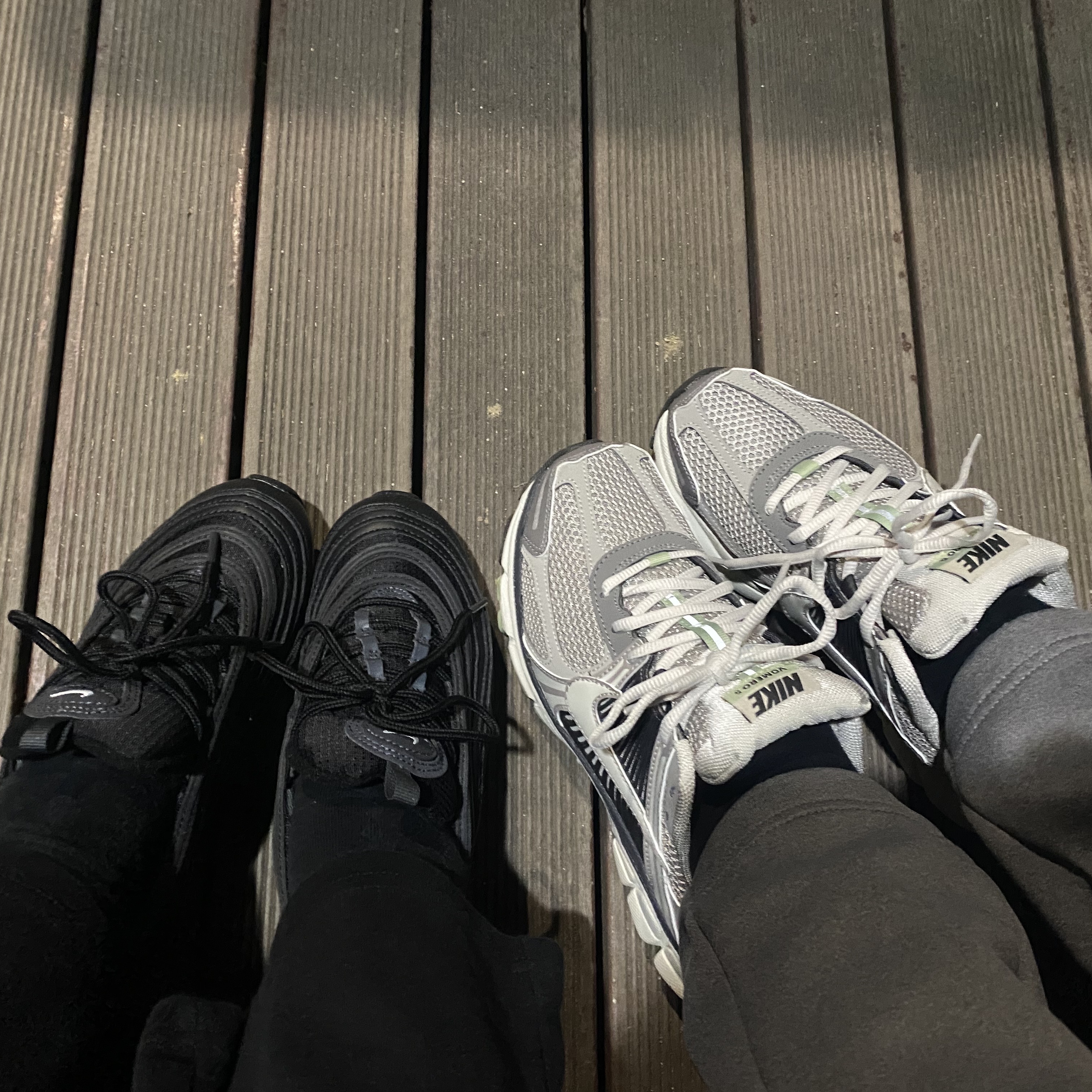 (W) Nike Zoom Vomero 5 Cobblestone and Flat Pewter 착용 스타일 - 2