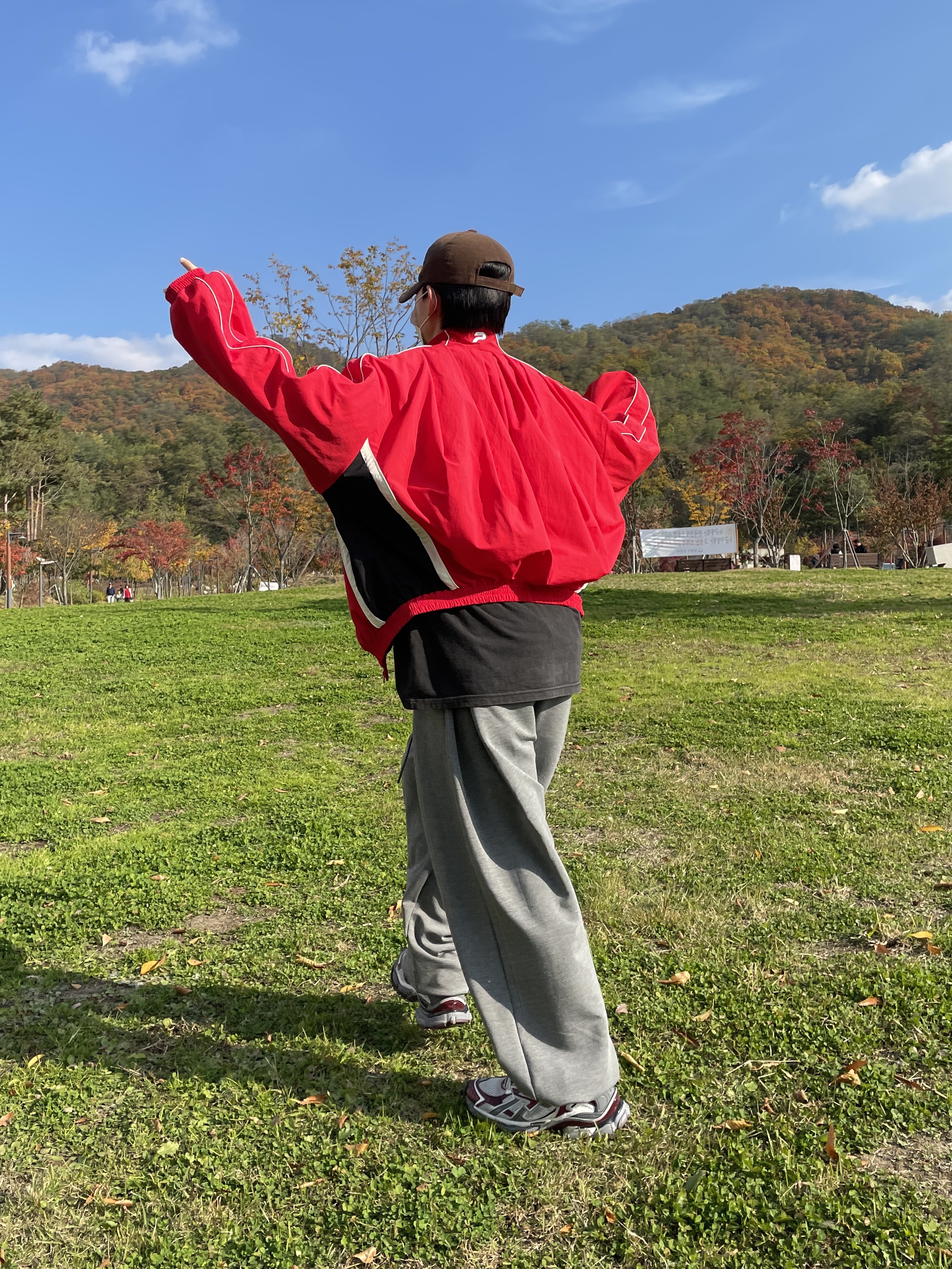 Balenciaga Runner Sneakers Grey Burgundy, Project G/R Pintuck Track Jacket Red 착용 스타일 - 3