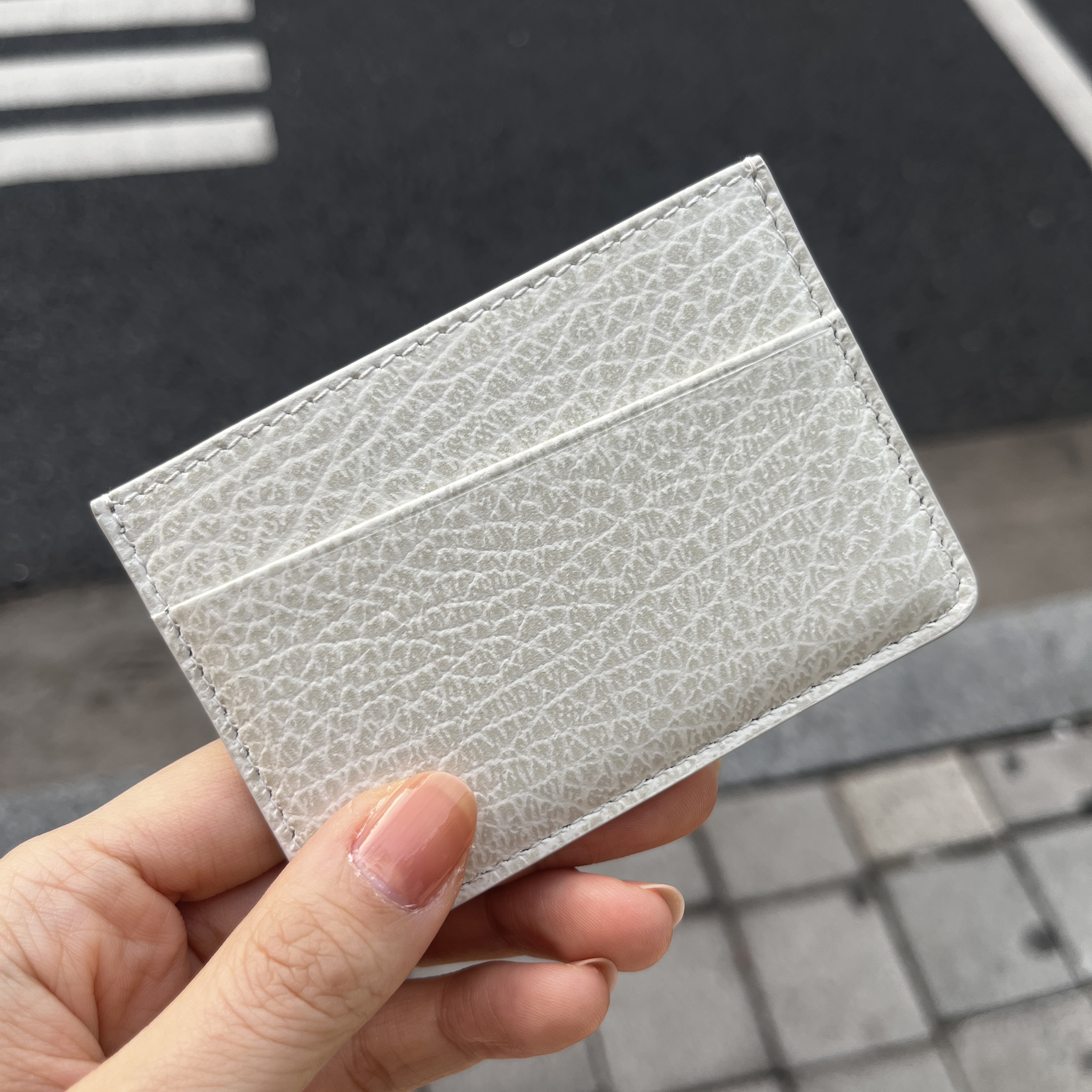 Maison Margiela Four Stitch Card Holder Light Grey 착용 스타일 - 2