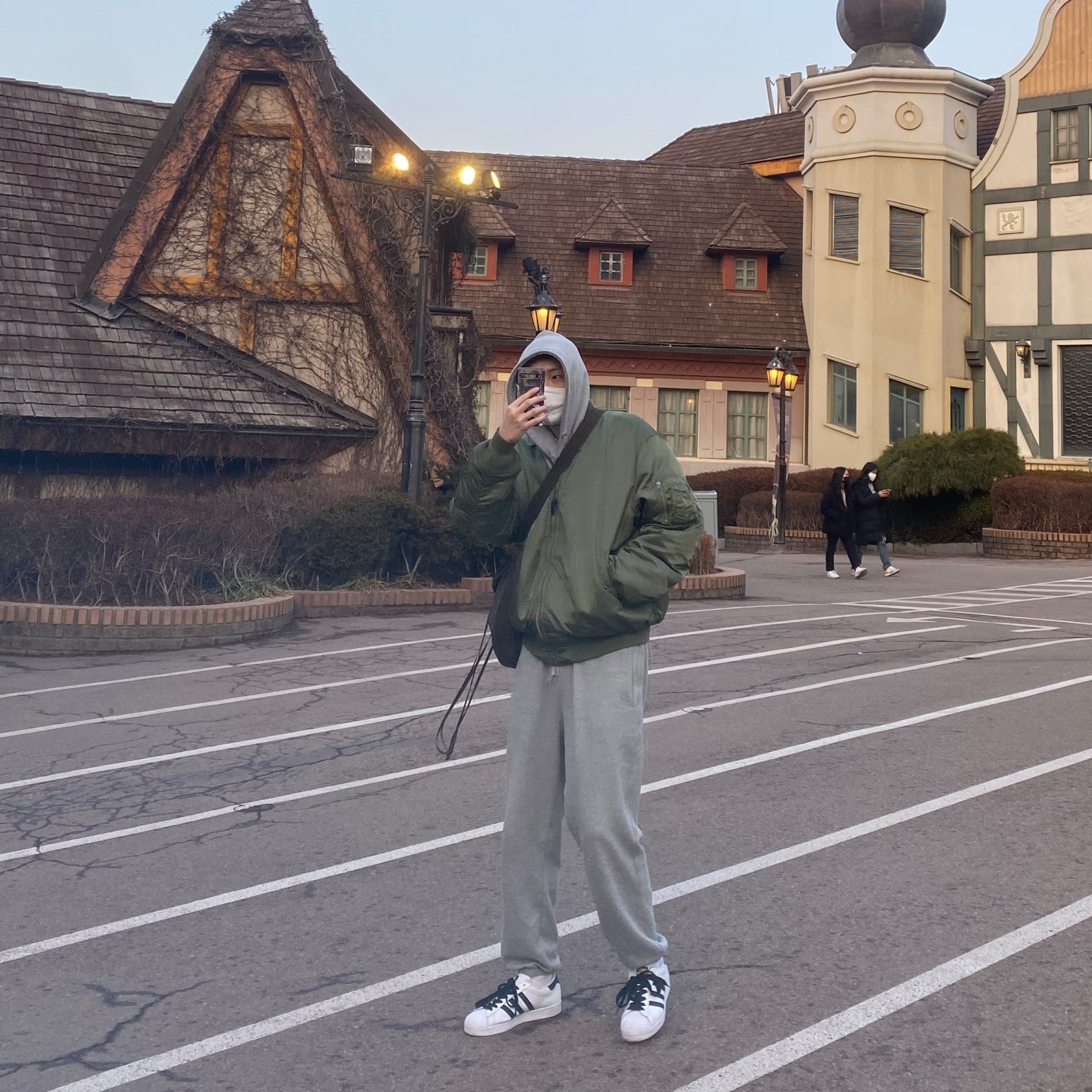 Adidas Superstar White Black, Uniqlo U Drawstring Shoulder Bag Olive 착용 스타일 - 1