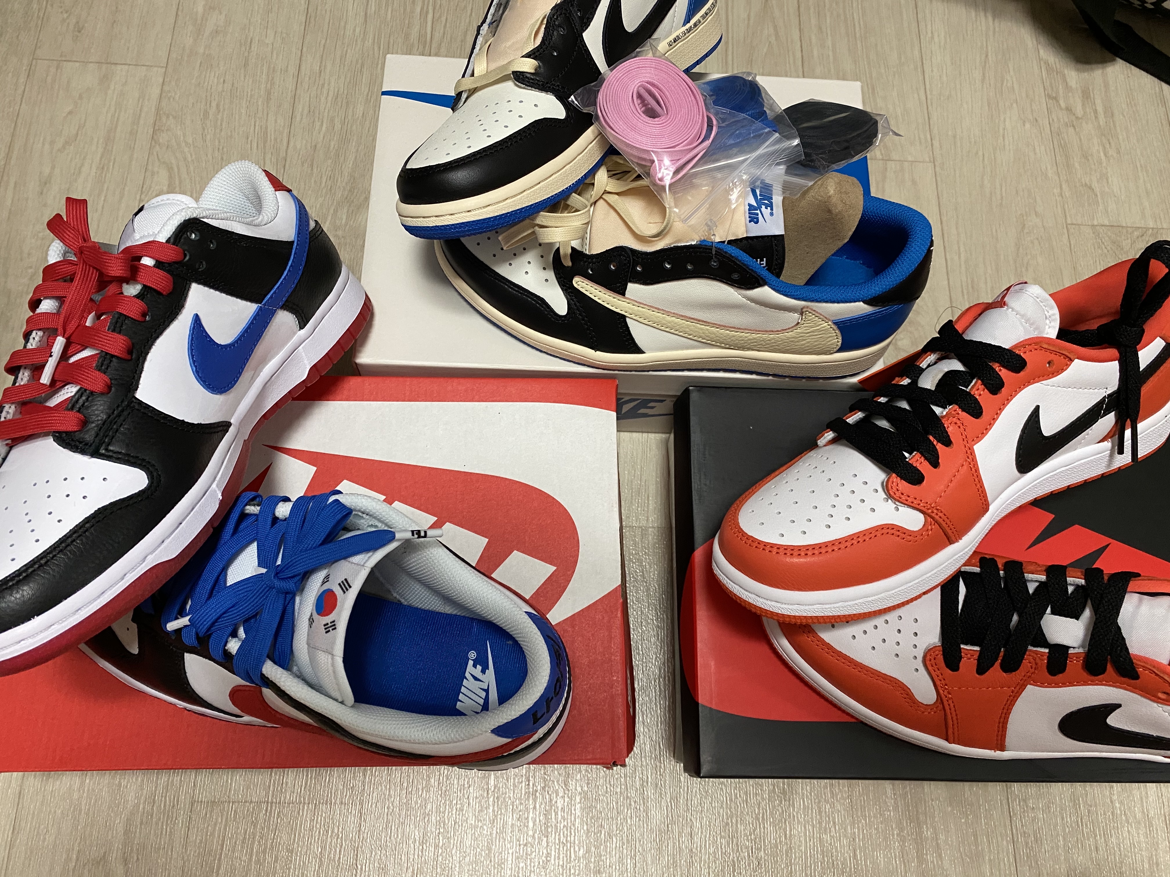Nike Dunk Low SE Seoul, Jordan 1 x Travis Scott x Fragment Retro Low OG SP Military Blue 착용 스타일