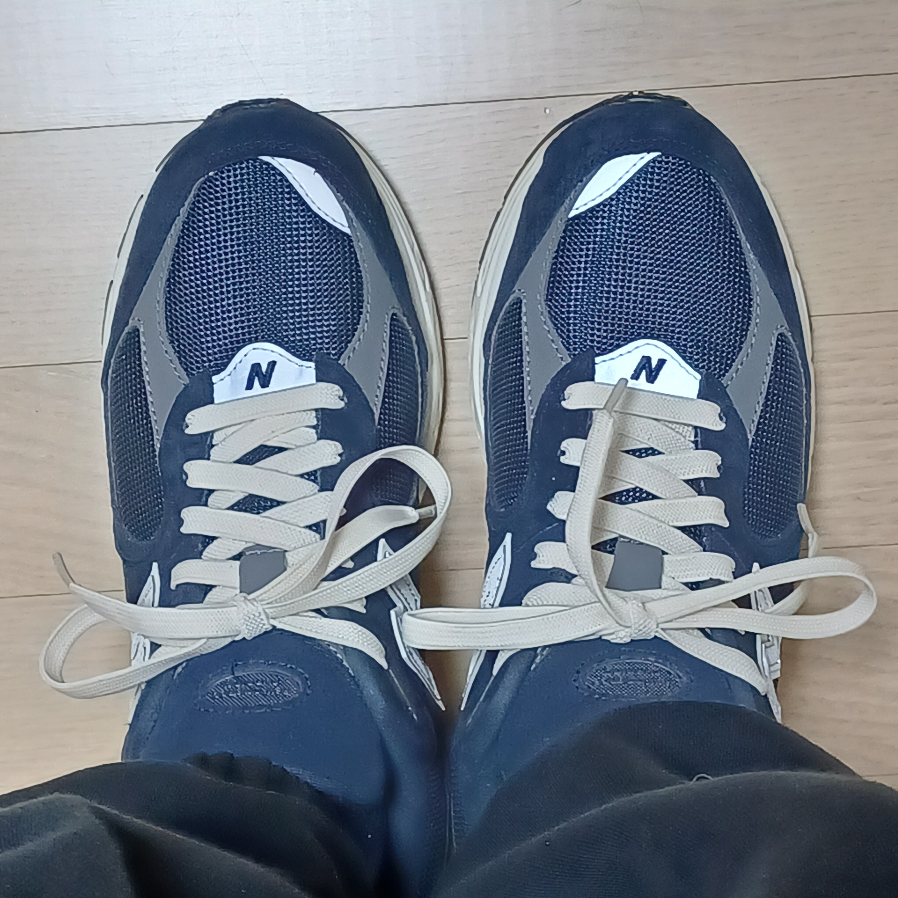 New Balance 2002R Eclipse Castlerock 착용 스타일 - 2
