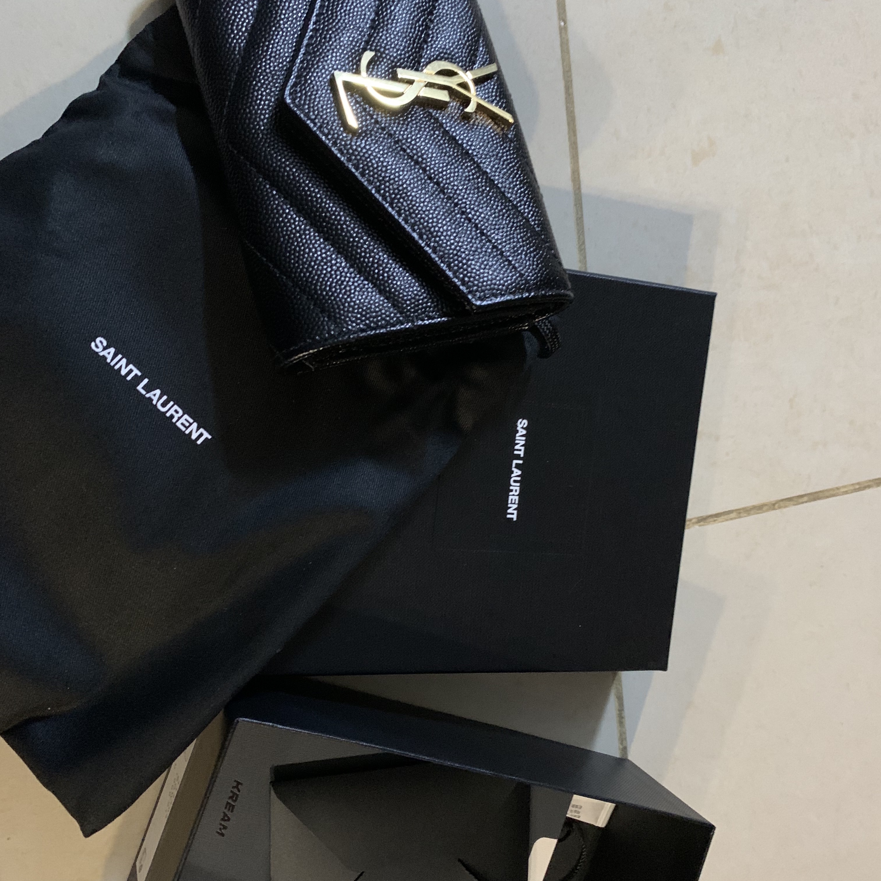 Saint Laurent Cassandre Matelasse Small Envelope Wallet in Grain de Poudre Embossed Leather Black Gold 착용 스타일