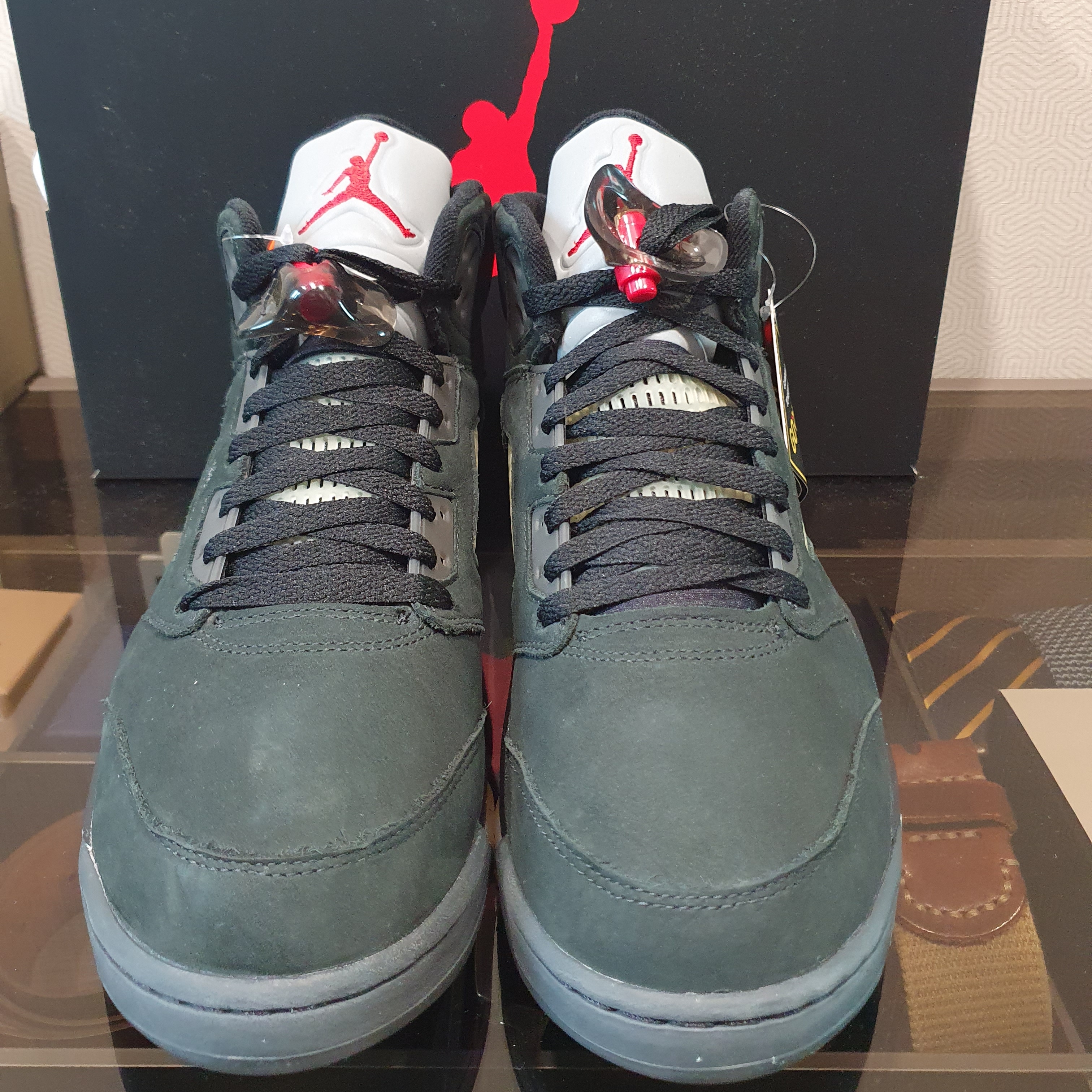(W) Jordan 5 Retro Gore-Tex Off Noir Fire Red 착용 스타일 - 1