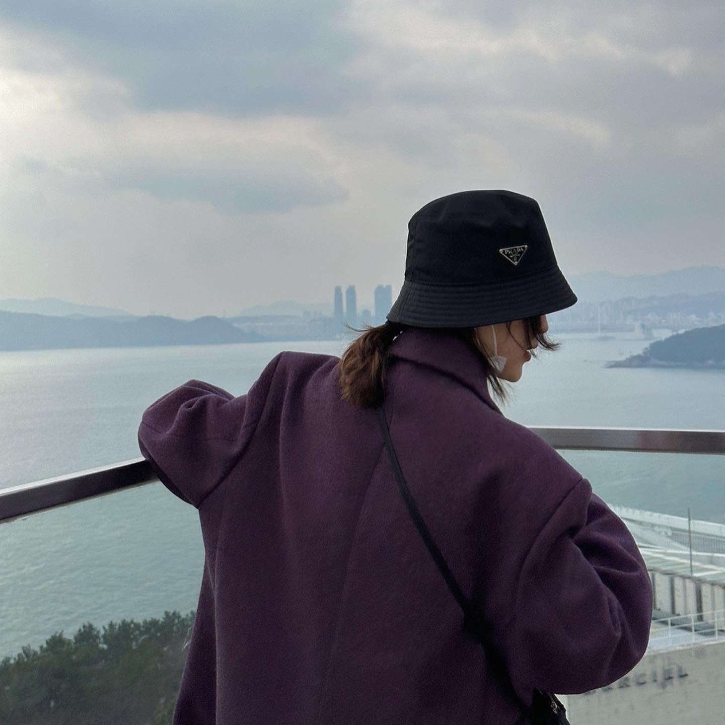(W) Prada Re-Nylon Bucket Hat Black 착용 스타일 - 3
