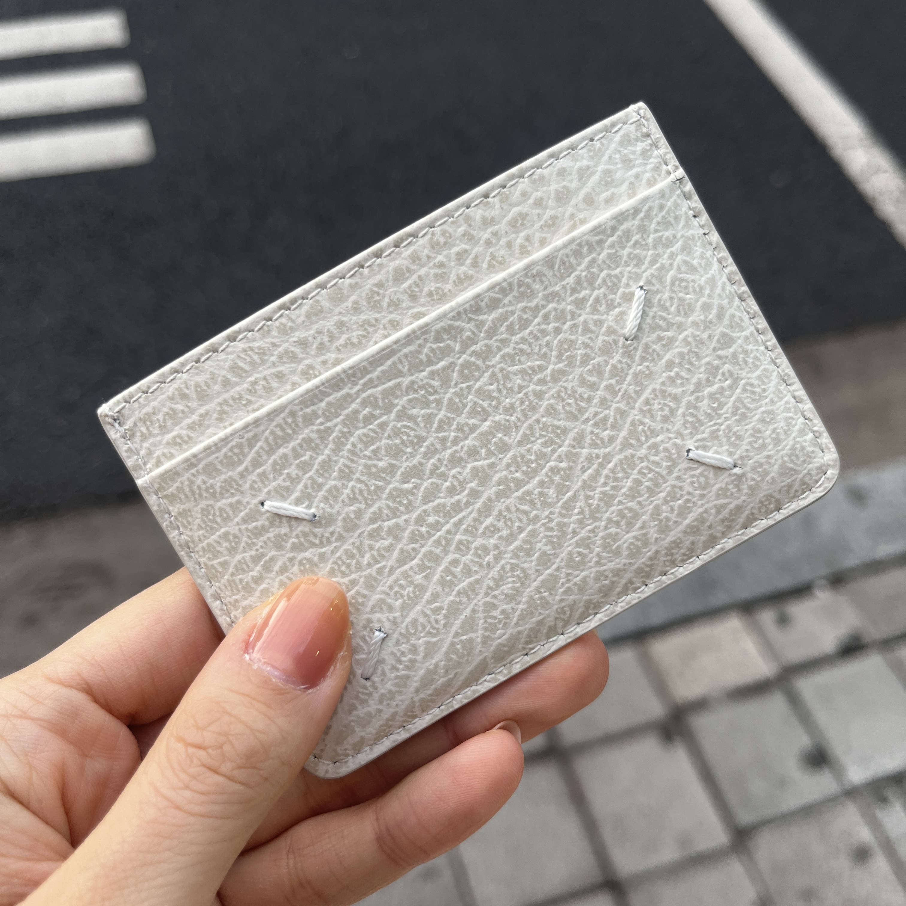 Maison Margiela Four Stitch Card Holder Light Grey 착용 스타일 - 1