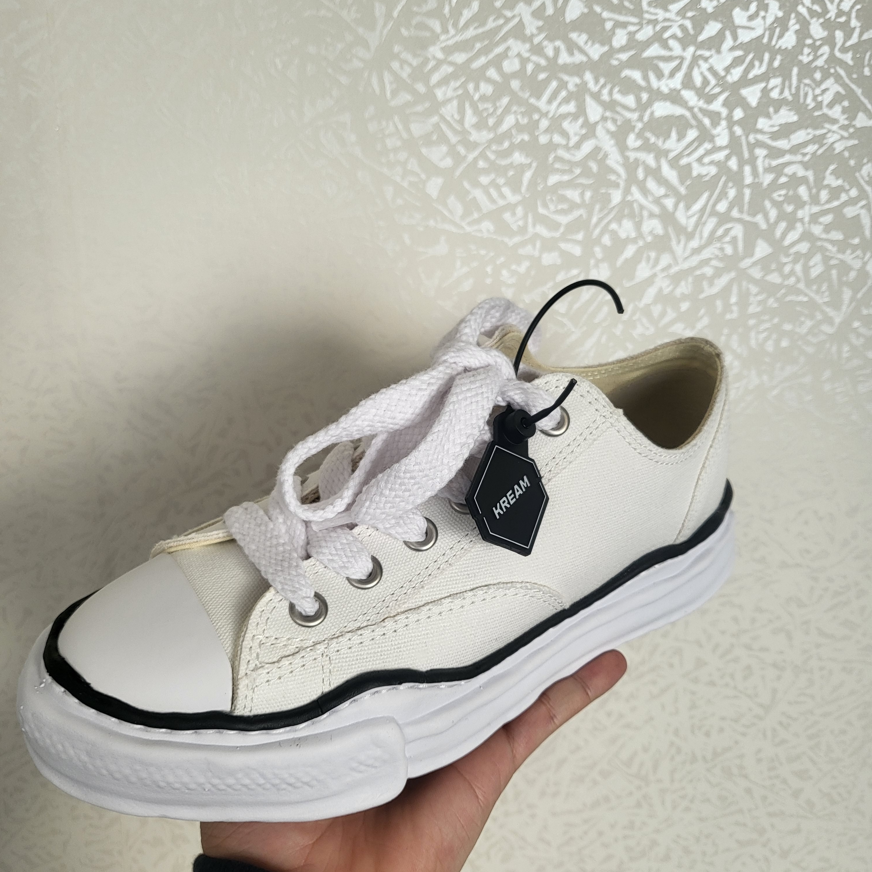 Maison Mihara Yasuhiro Peterson OG Sole Canvas Low Sneakers White 착용 스타일