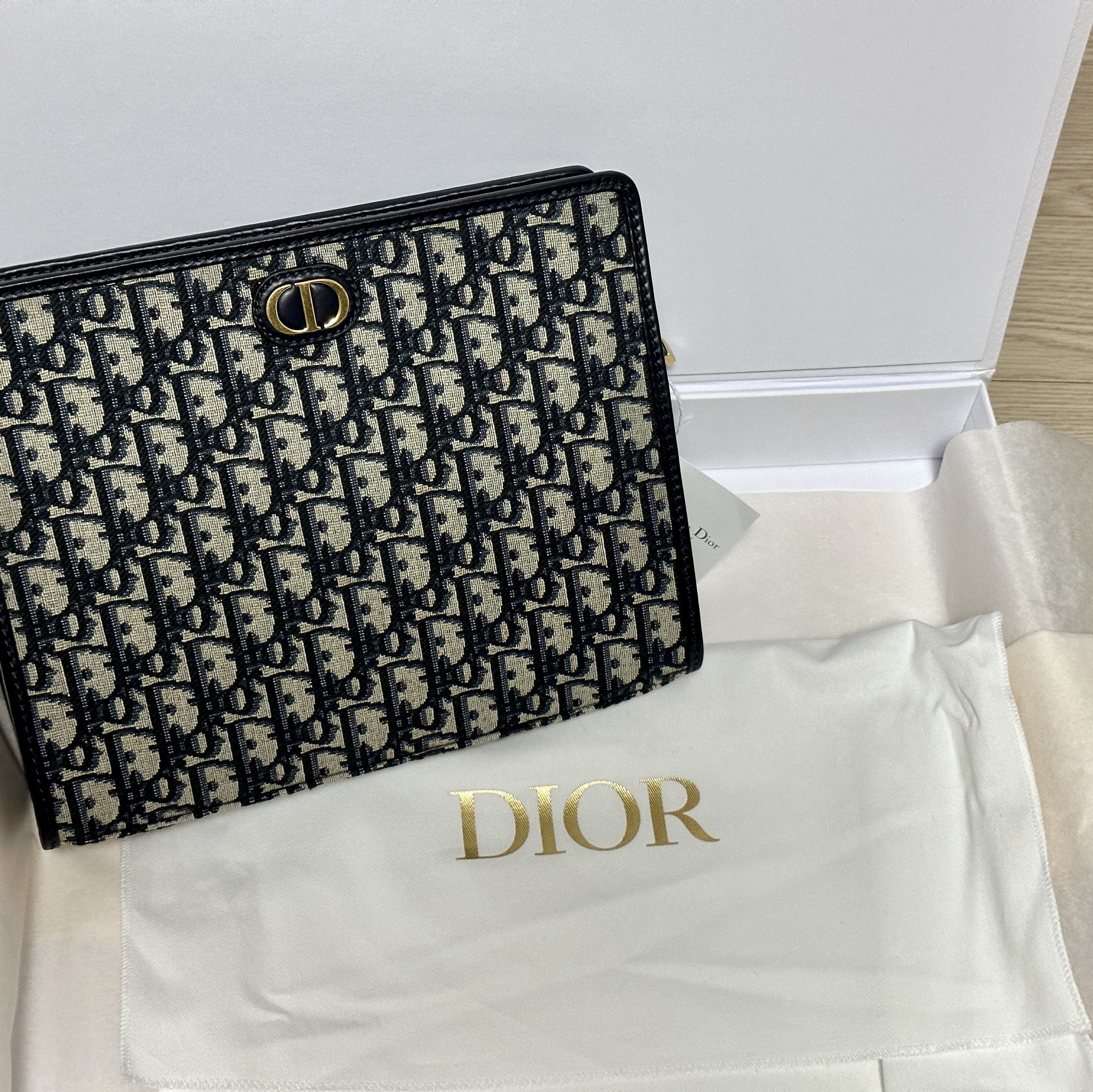 Dior 30 Montaigne Pouch Blue Dior Oblique Jacquard 착용 스타일