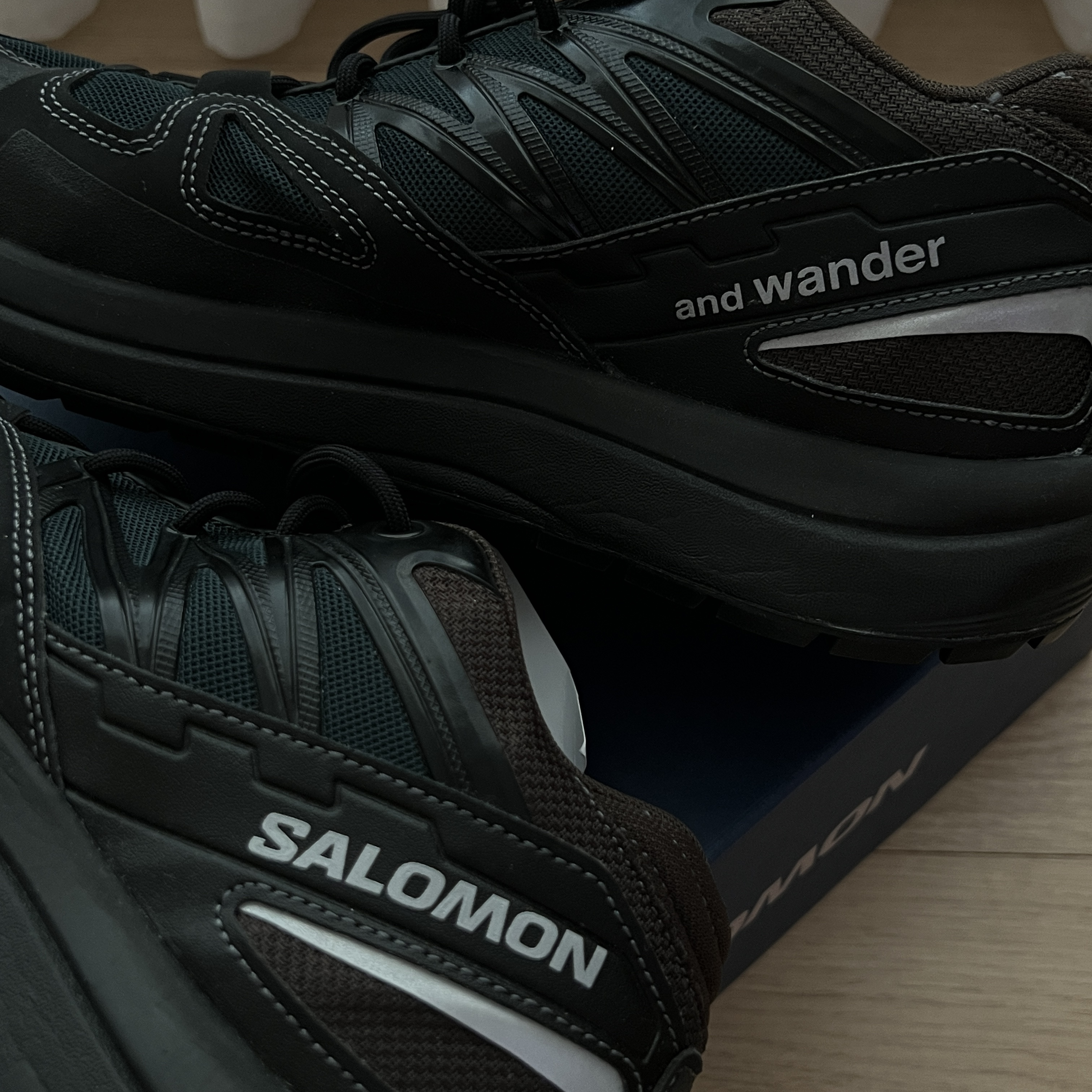 Salomon x And Wander Odyssey 1 Black Scarab 착용 스타일 - 1