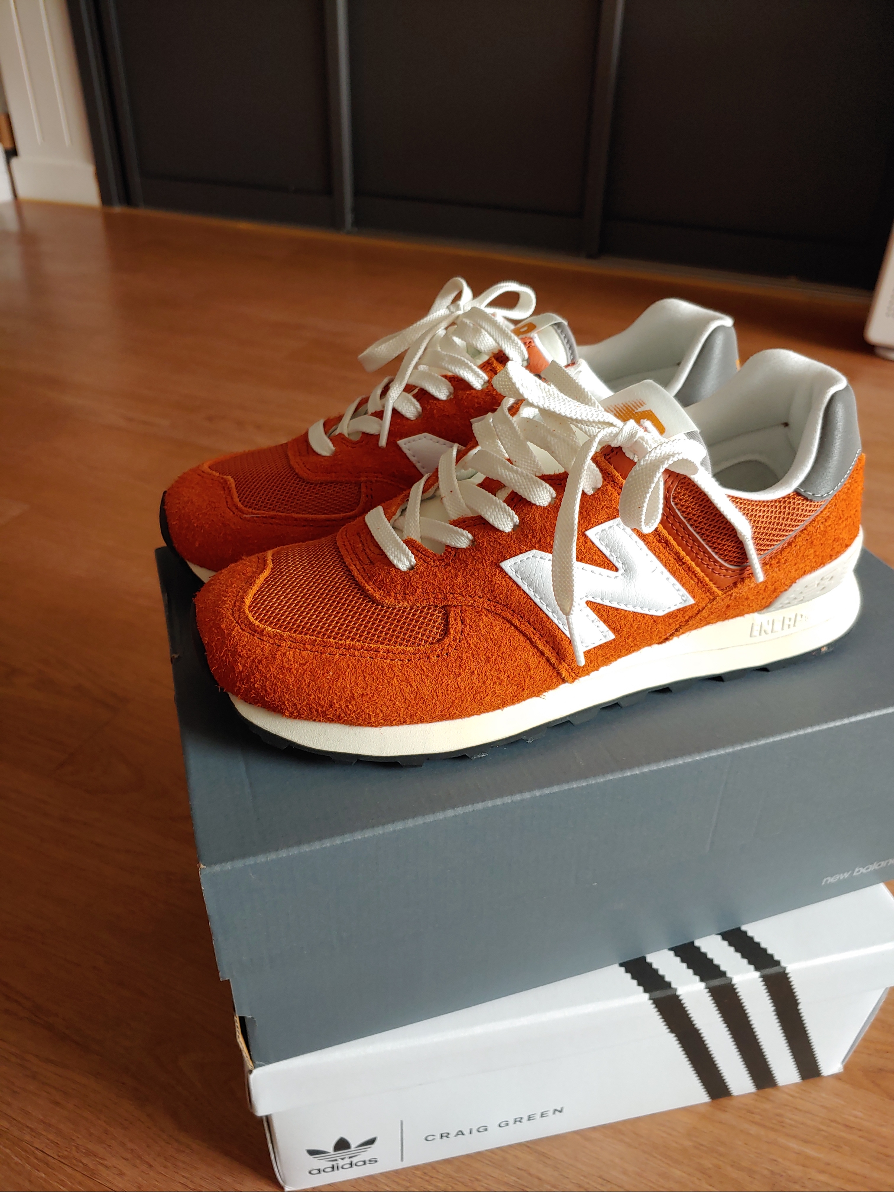 New Balance 574 Heritage Orange Burst White 착용 스타일