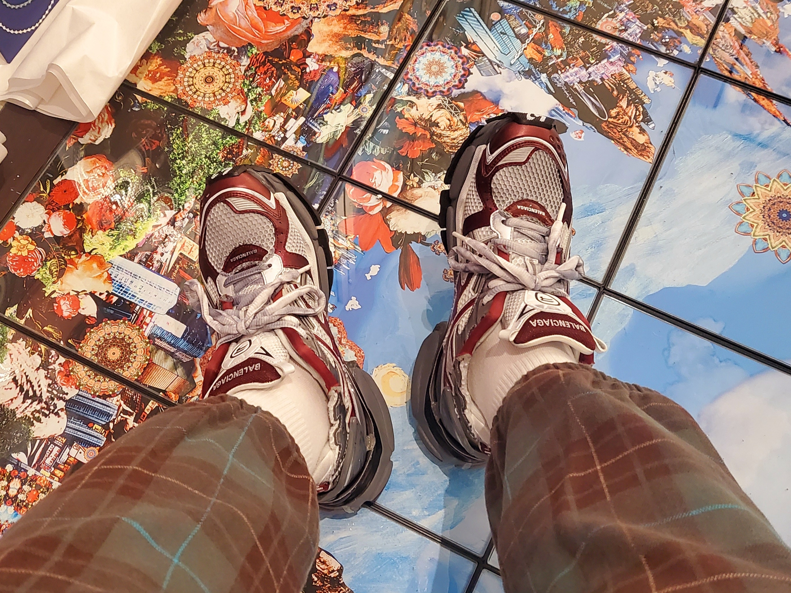 Balenciaga Runner Sneakers Grey Burgundy 착용 스타일 - 2