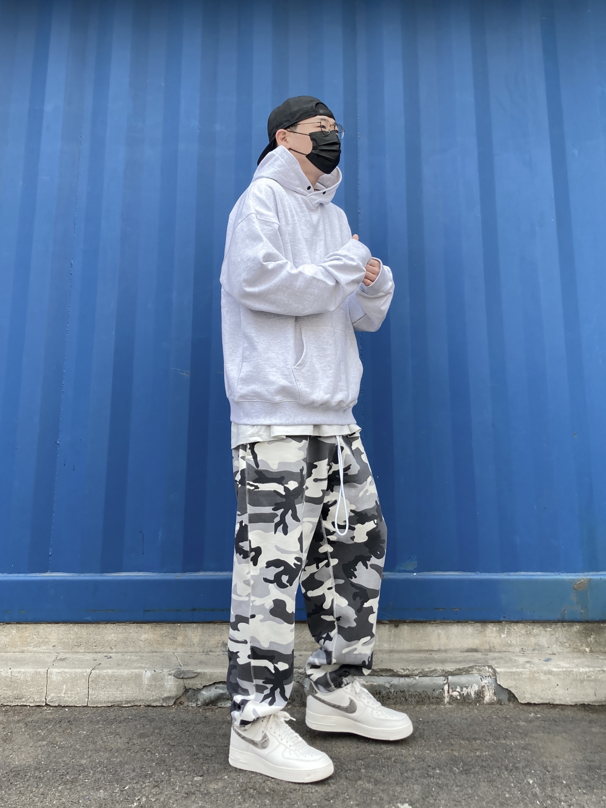 Essentials x New Era Retro Crown Strapback Black, Nike NRG Solo Swoosh Fleece Pants Sail White Camo - US/EU 착용 스타일 - 1