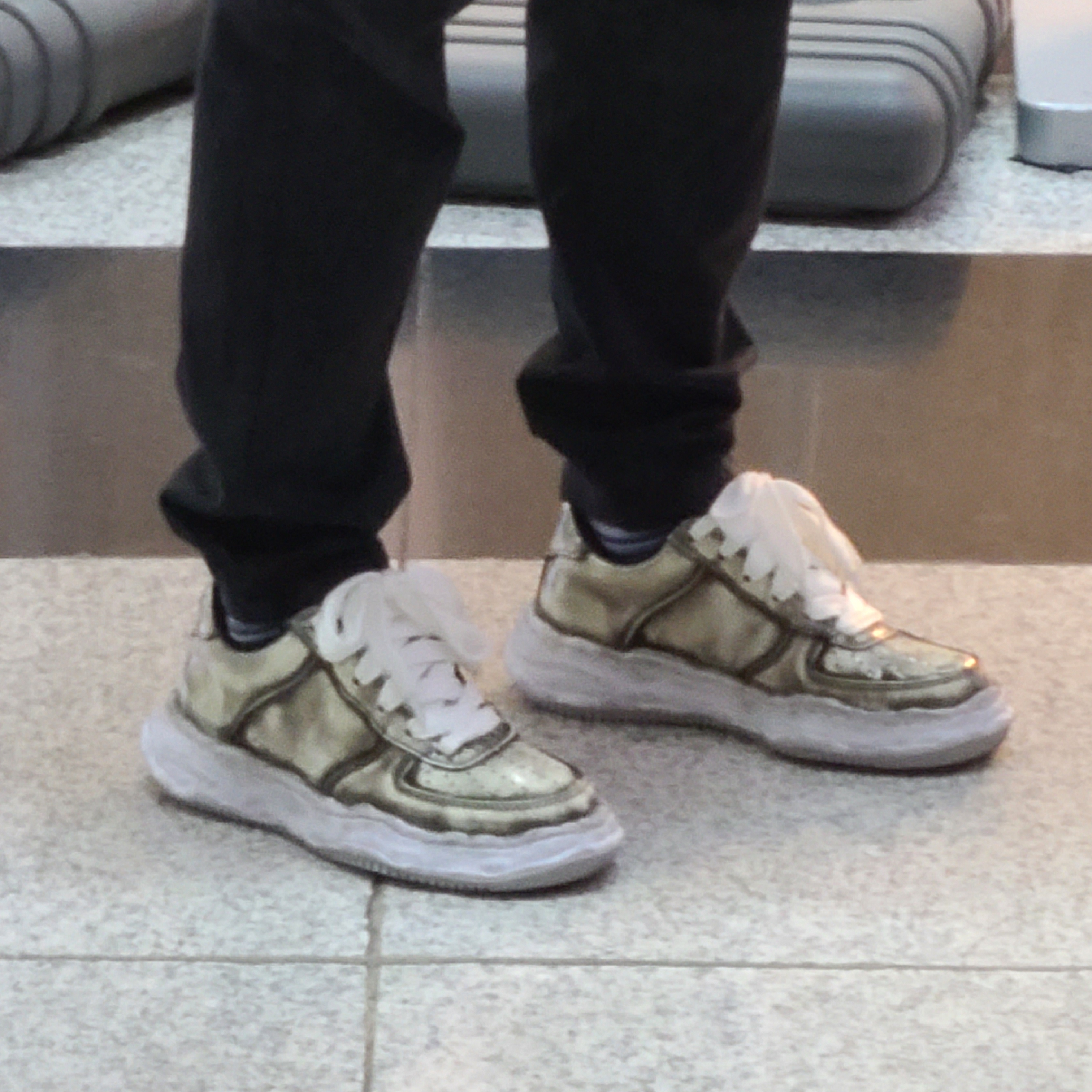 Maison Mihara Yasuhiro Wayne OG Sole Brushed Patent Low-top Sneakers White 착용 스타일