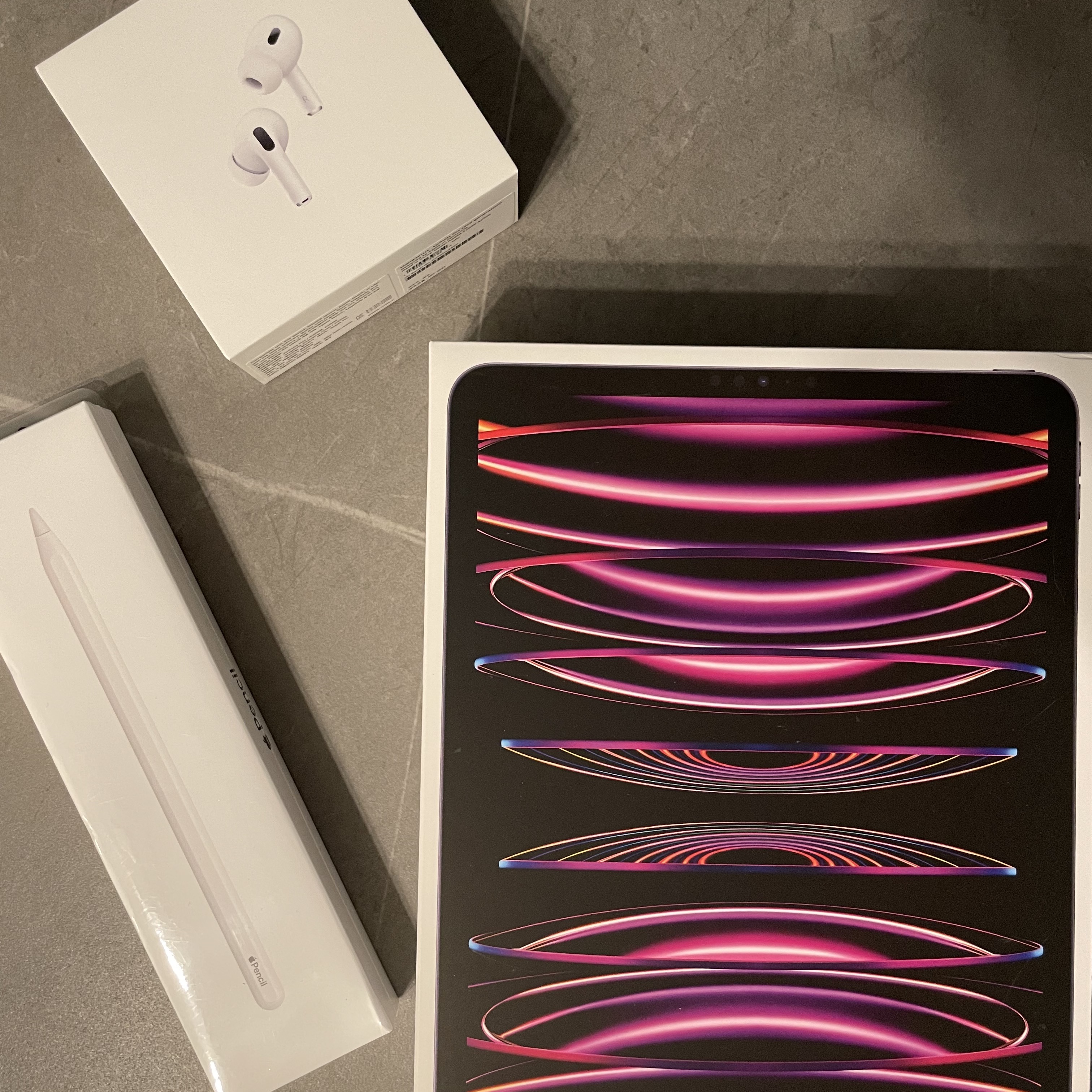 Apple AirPods Pro 2nd Gen (Korean Ver.), Apple iPad Pro 4th Gen 11-inch Wifi 128GB Space Gray (Korean Ver.) 착용 스타일