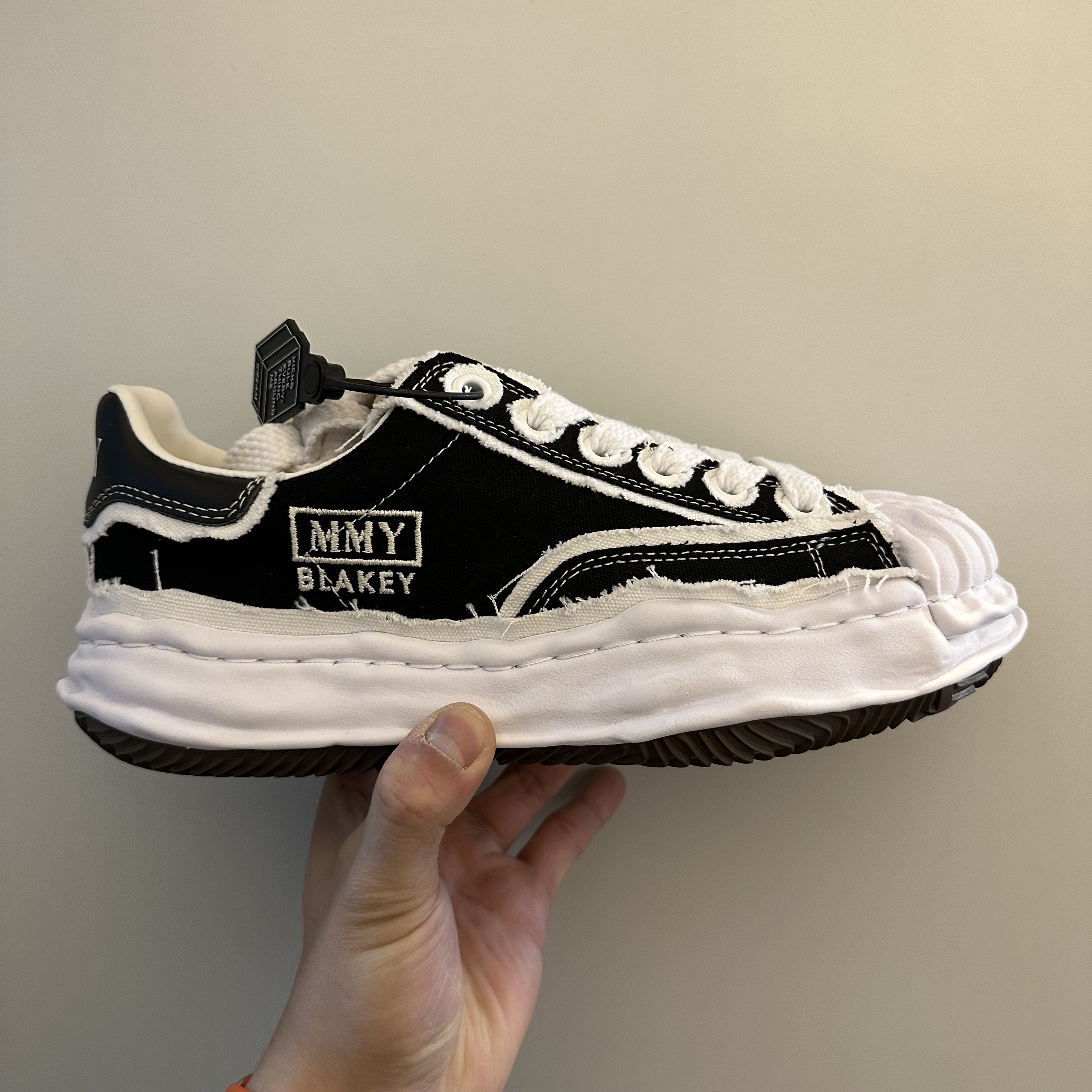 Maison Mihara Yasuhiro Blakey OG Sole OH Canvas Low-top Sneakers Black 착용 스타일 - 1