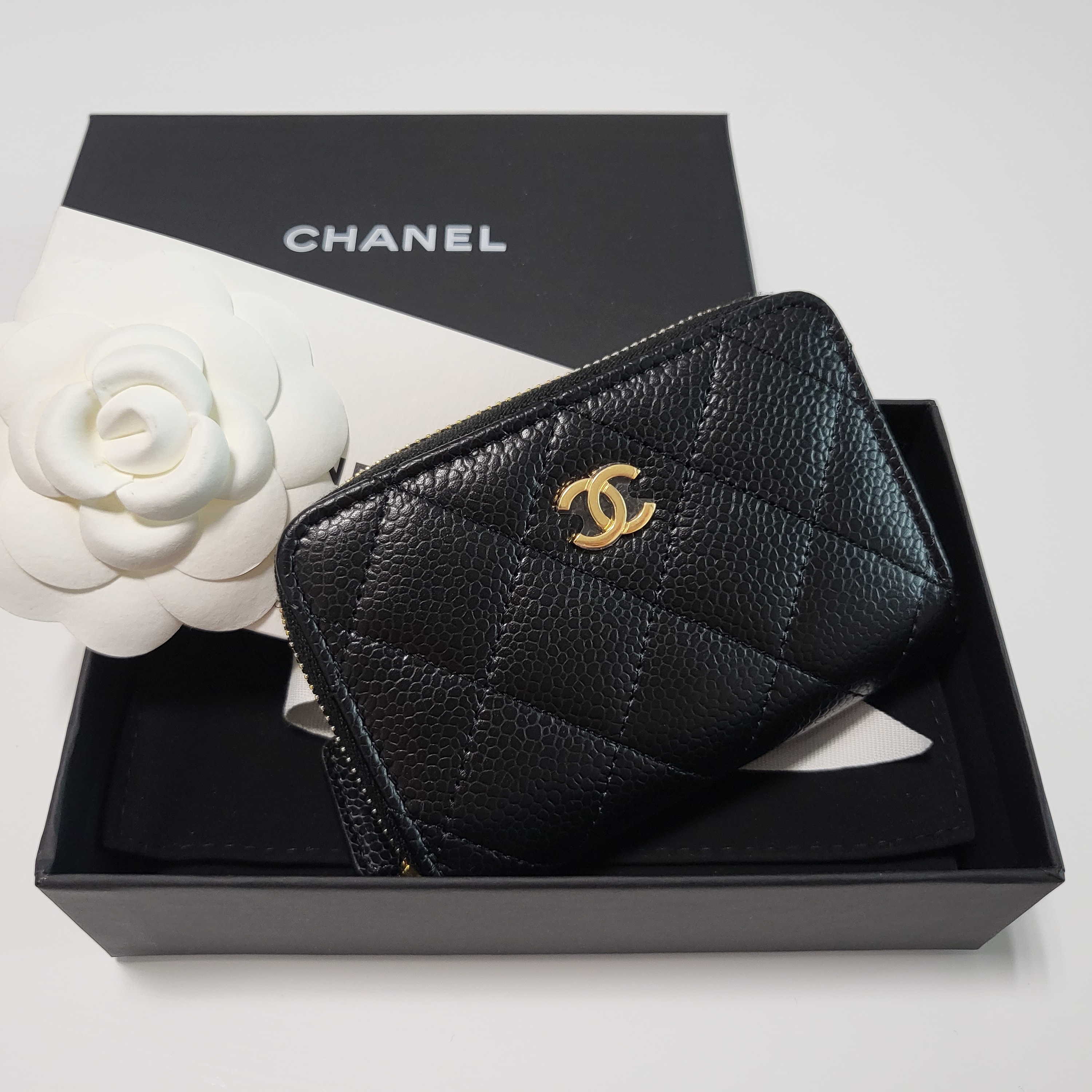 Chanel Classic Zipped Coin Purse Grained Calfskin & Gold Black 착용 스타일 - 1