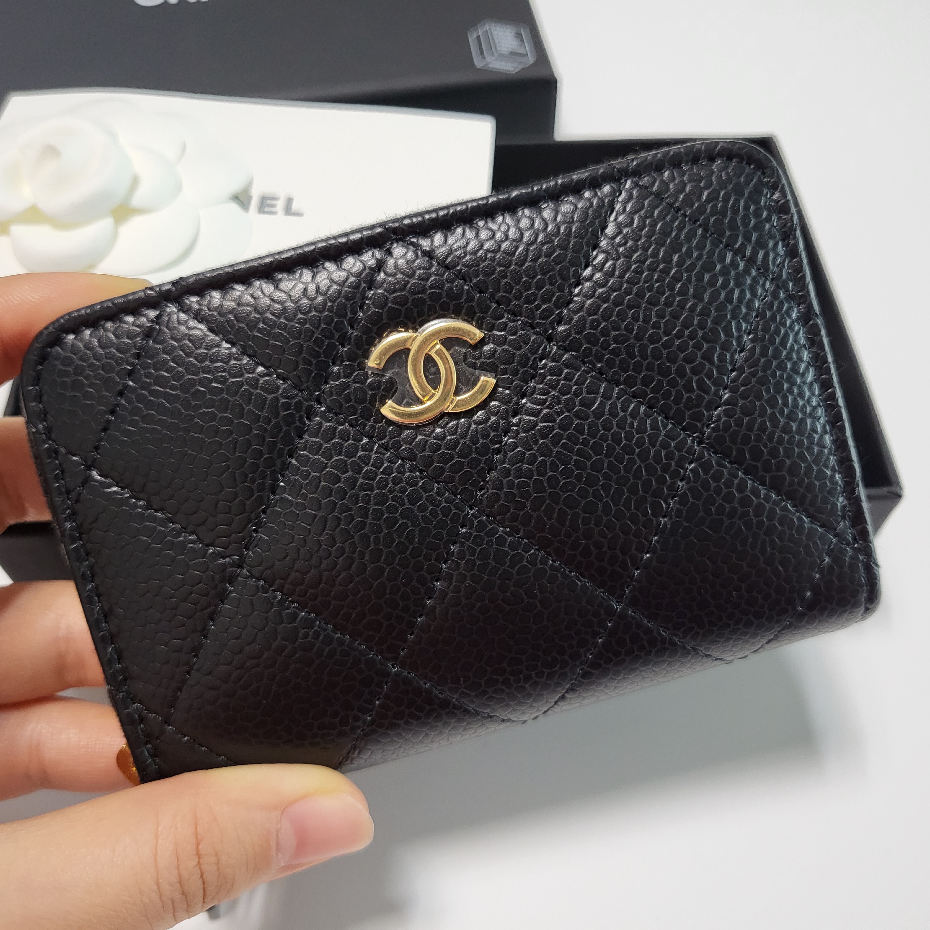 Chanel Classic Zipped Coin Purse Grained Calfskin & Gold Black 착용 스타일 - 2