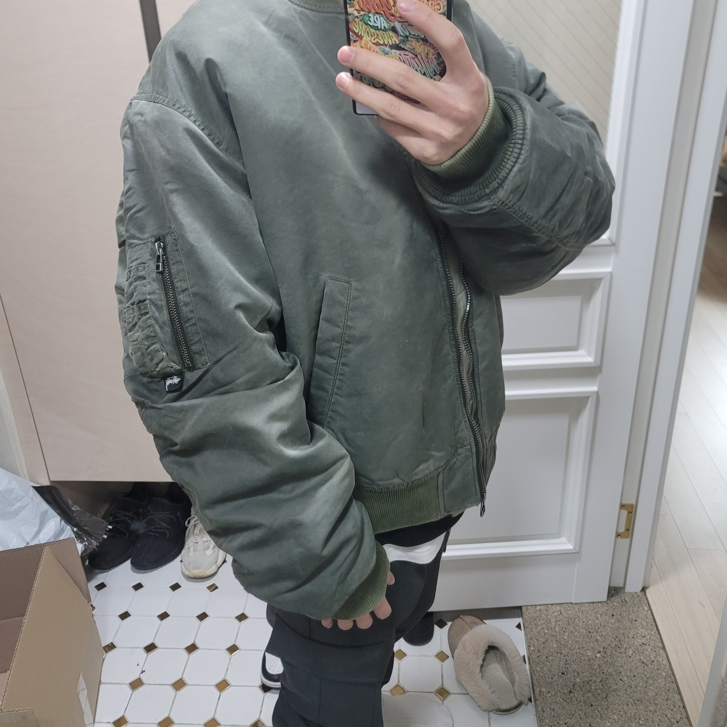Stussy Dyed Nylon Bomber Olive 착용 스타일 - 2