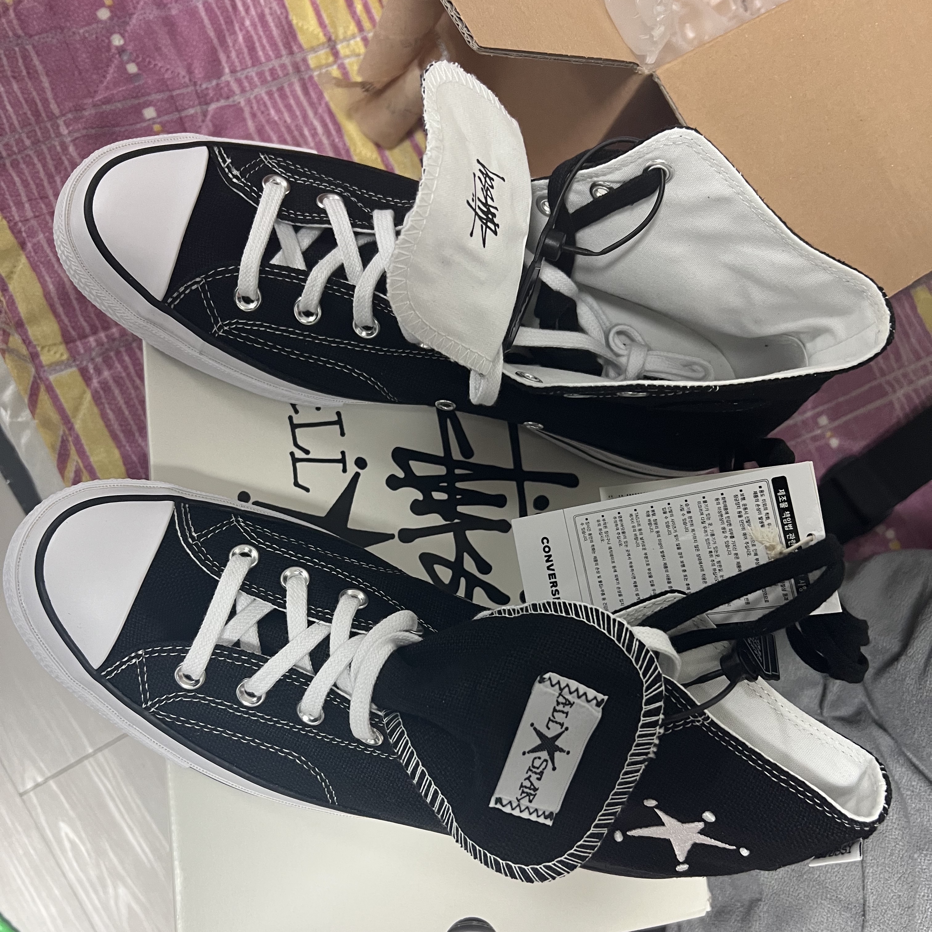 Converse x Stussy Chuck 70 High Black 착용 스타일 - 2
