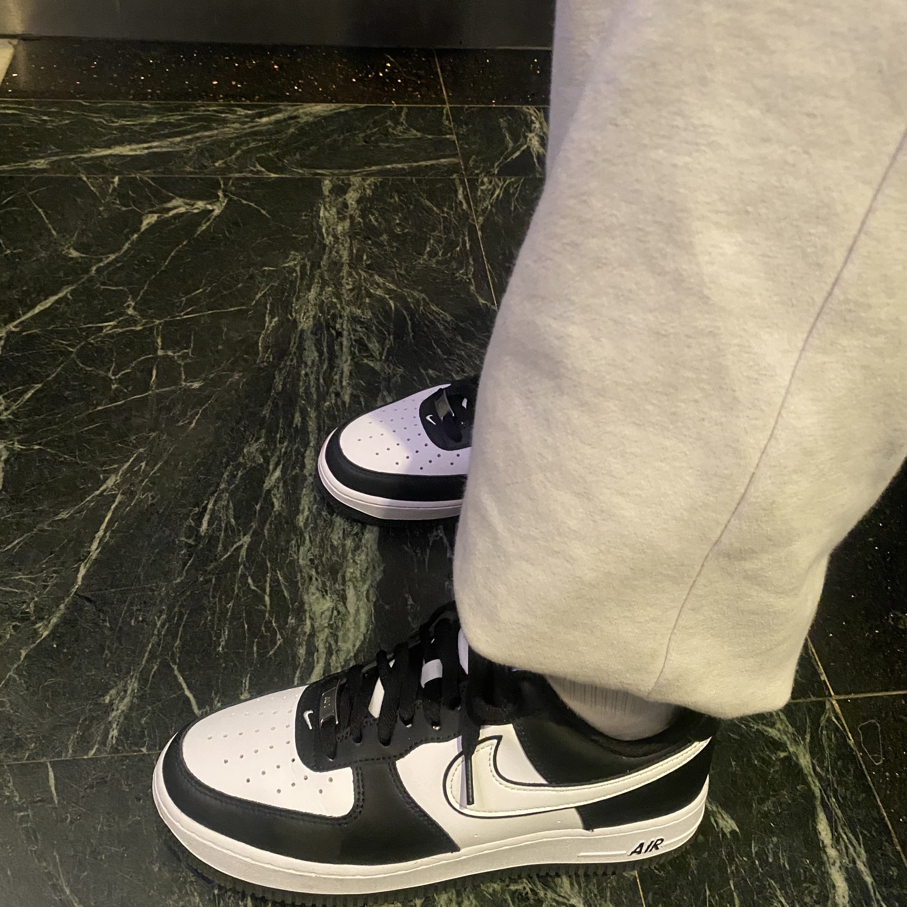 Nike Air Force 1 '07 Black White 착용 스타일