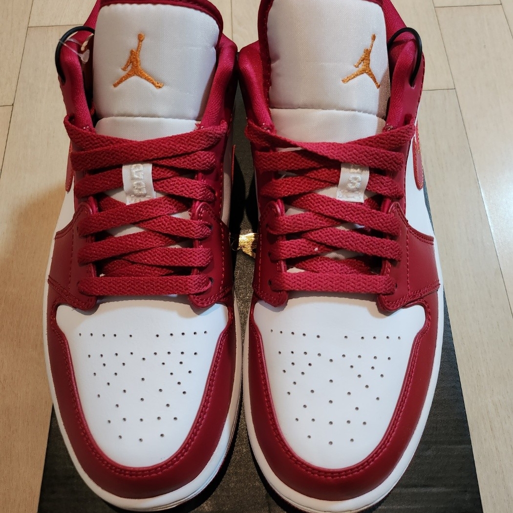 Jordan 1 Low Cardinal Red 착용 스타일 - 1