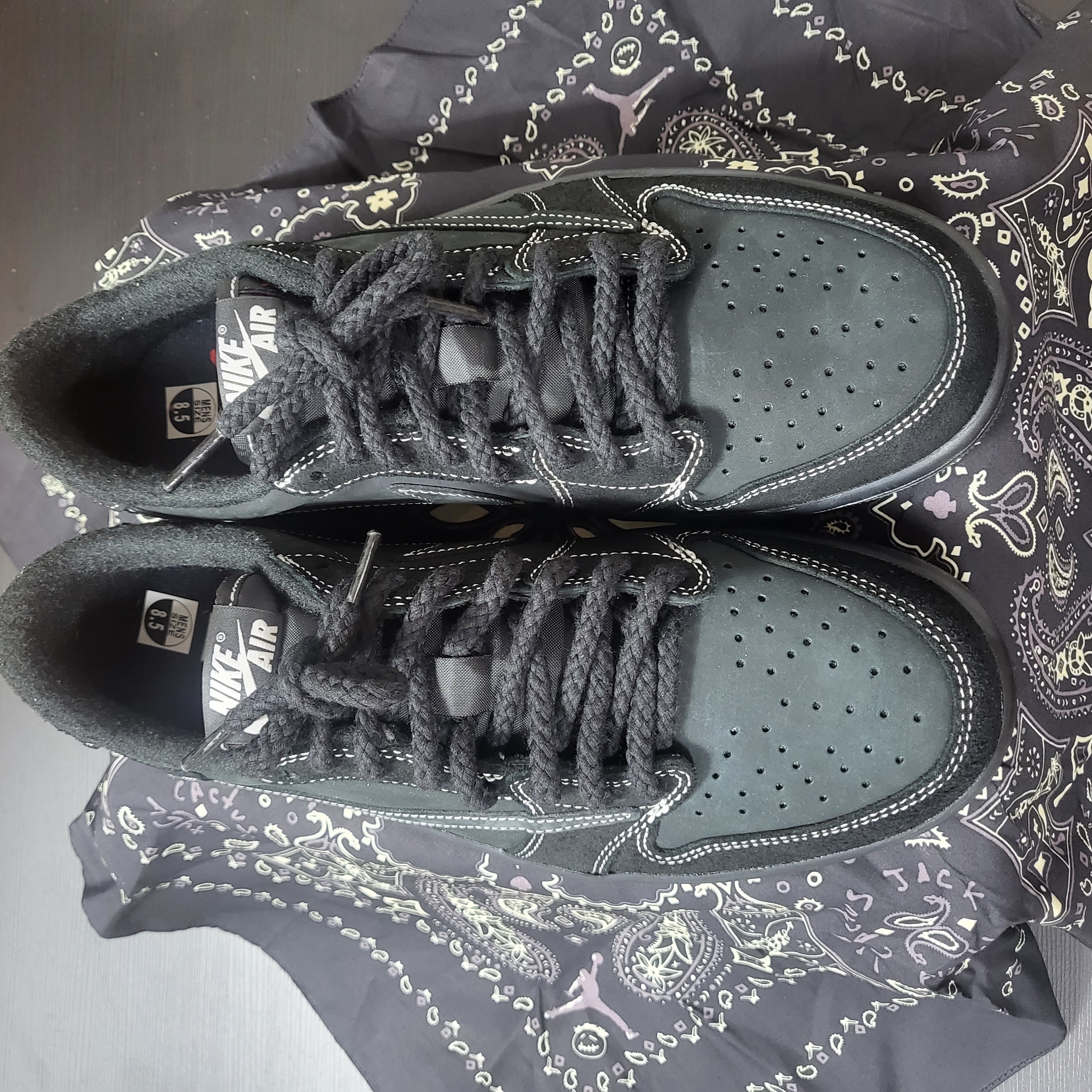 Jordan 1 x Travis Scott Retro Low OG SP Black Phantom 착용 스타일 - 1