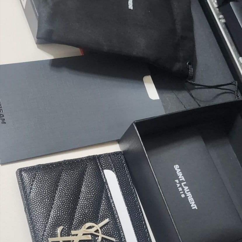 Saint Laurent Cassandre Matelasse Card Case in Grain De Poudre Embossed Leather Black 착용 스타일