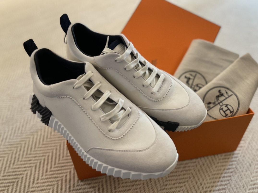 Hermes Bouncing Sneakers Calfskin Suede Goatskin & Blanc 착용 스타일 - 1