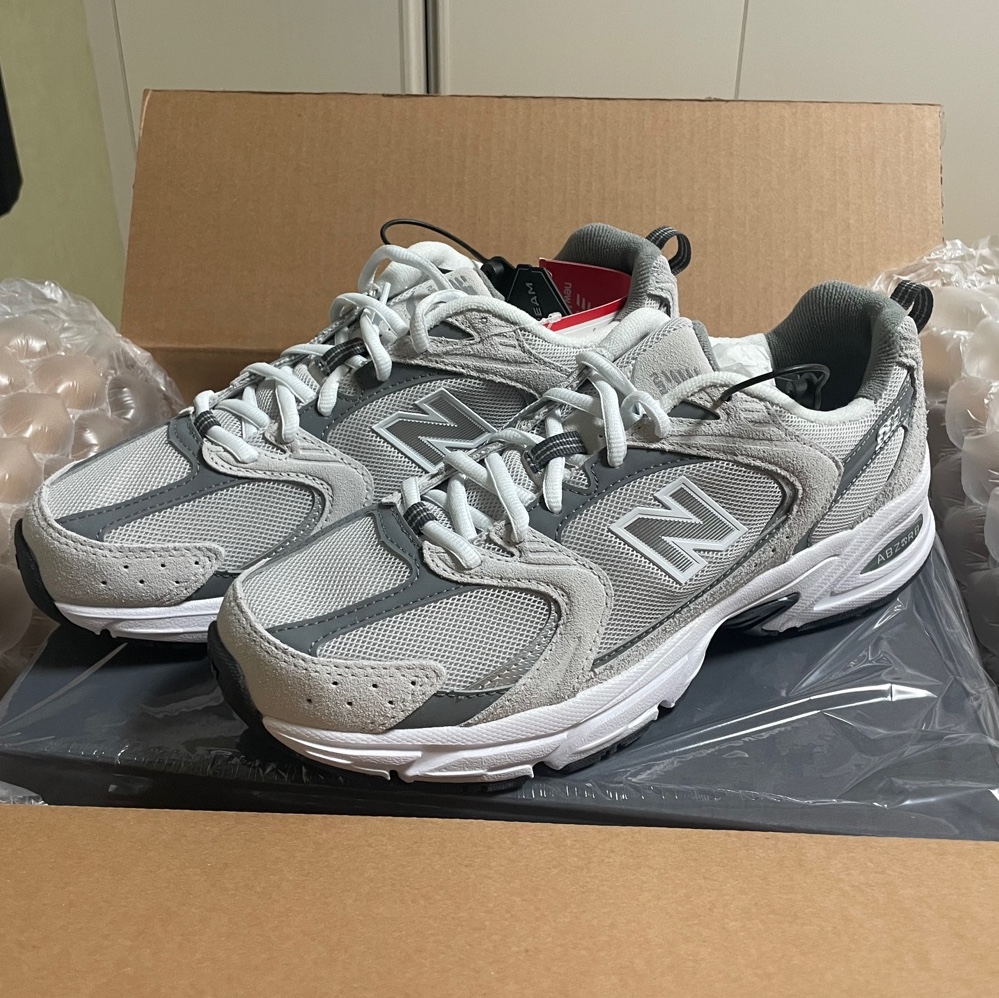 New Balance 530 Classic Grey 착용 스타일