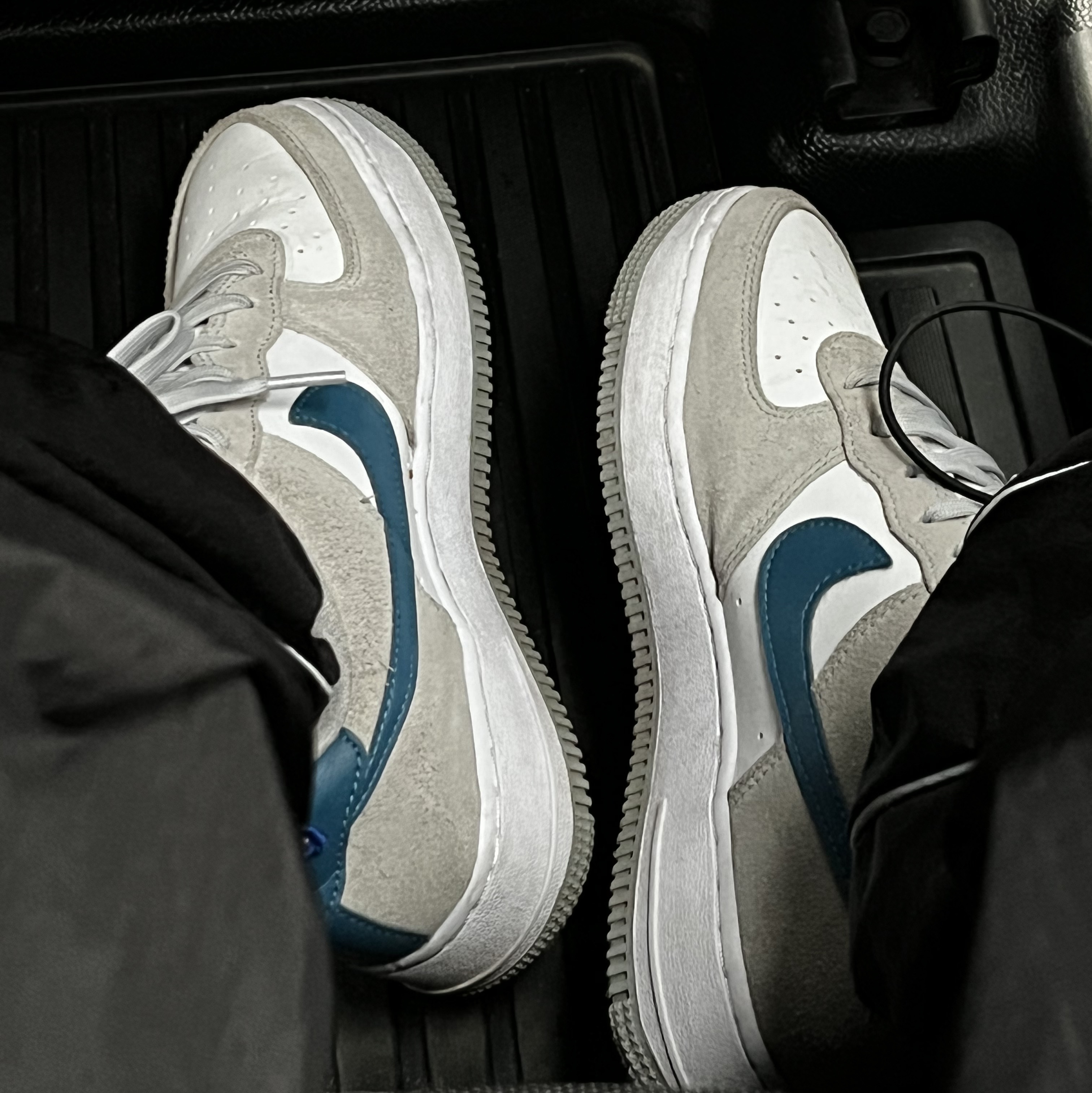 Nike Air Force 1 '07 LV8 Athletic Club Light Smoke Grey Marina 착용 스타일