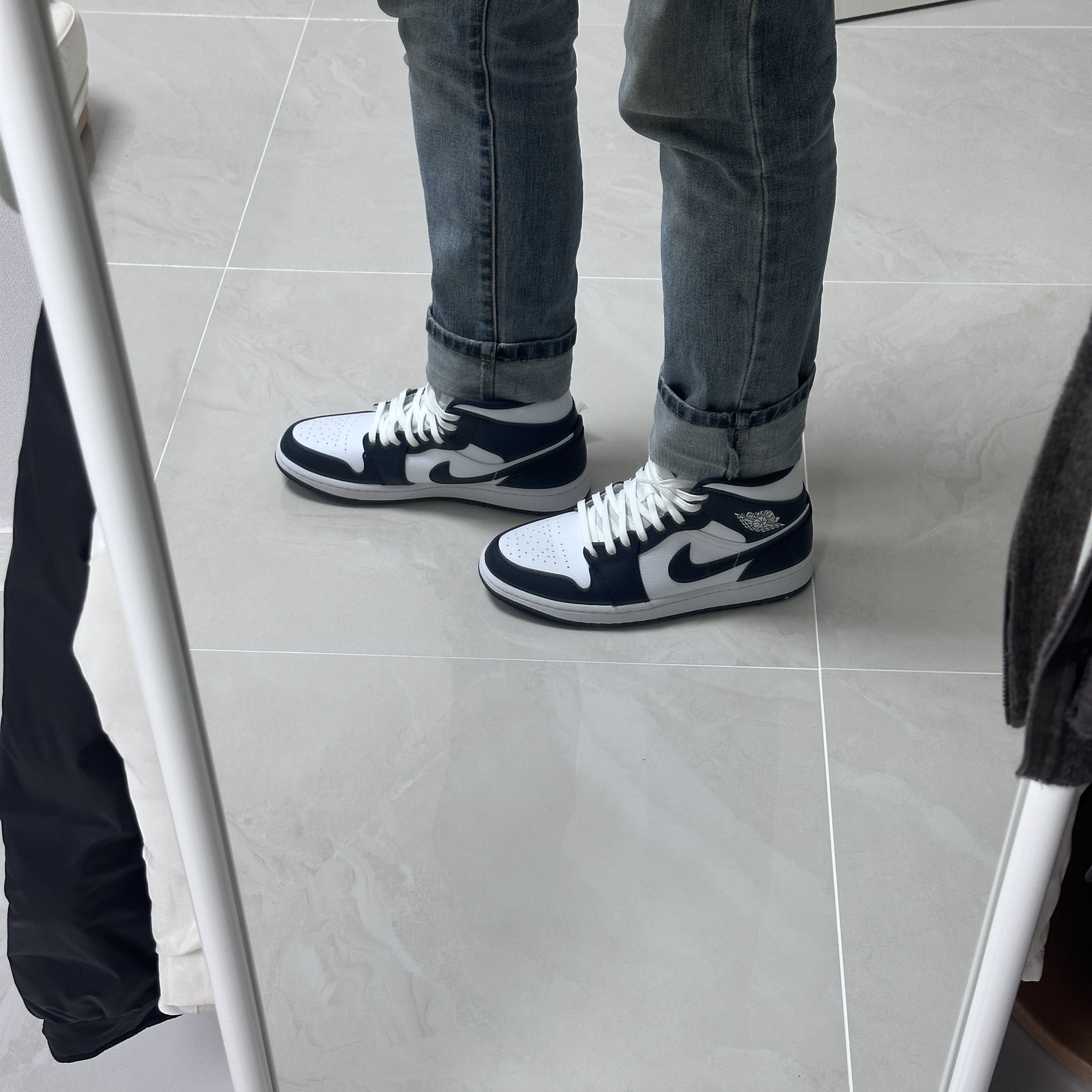 Jordan 1 Mid White Metallic Gold Obsidian 착용 스타일 - 4