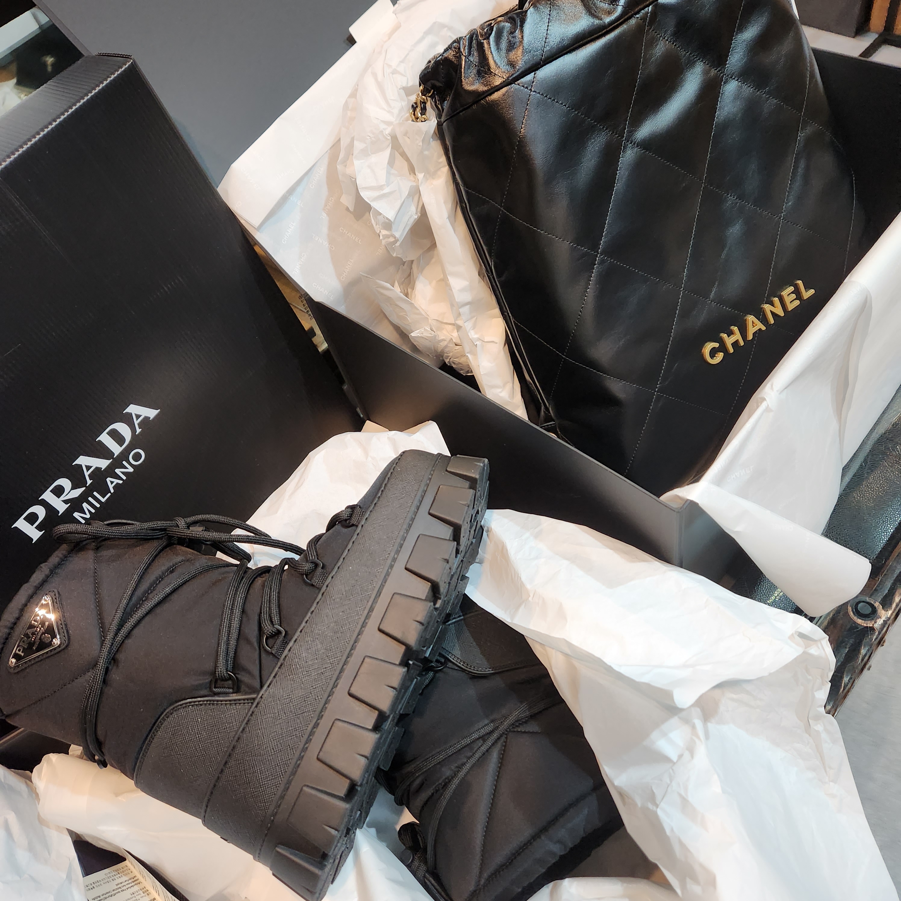 Chanel 22 Backpack Shiny Calfskin & Gold Black, (W) Prada Nylon Gabardine Apres-Ski Boots Black 착용 스타일