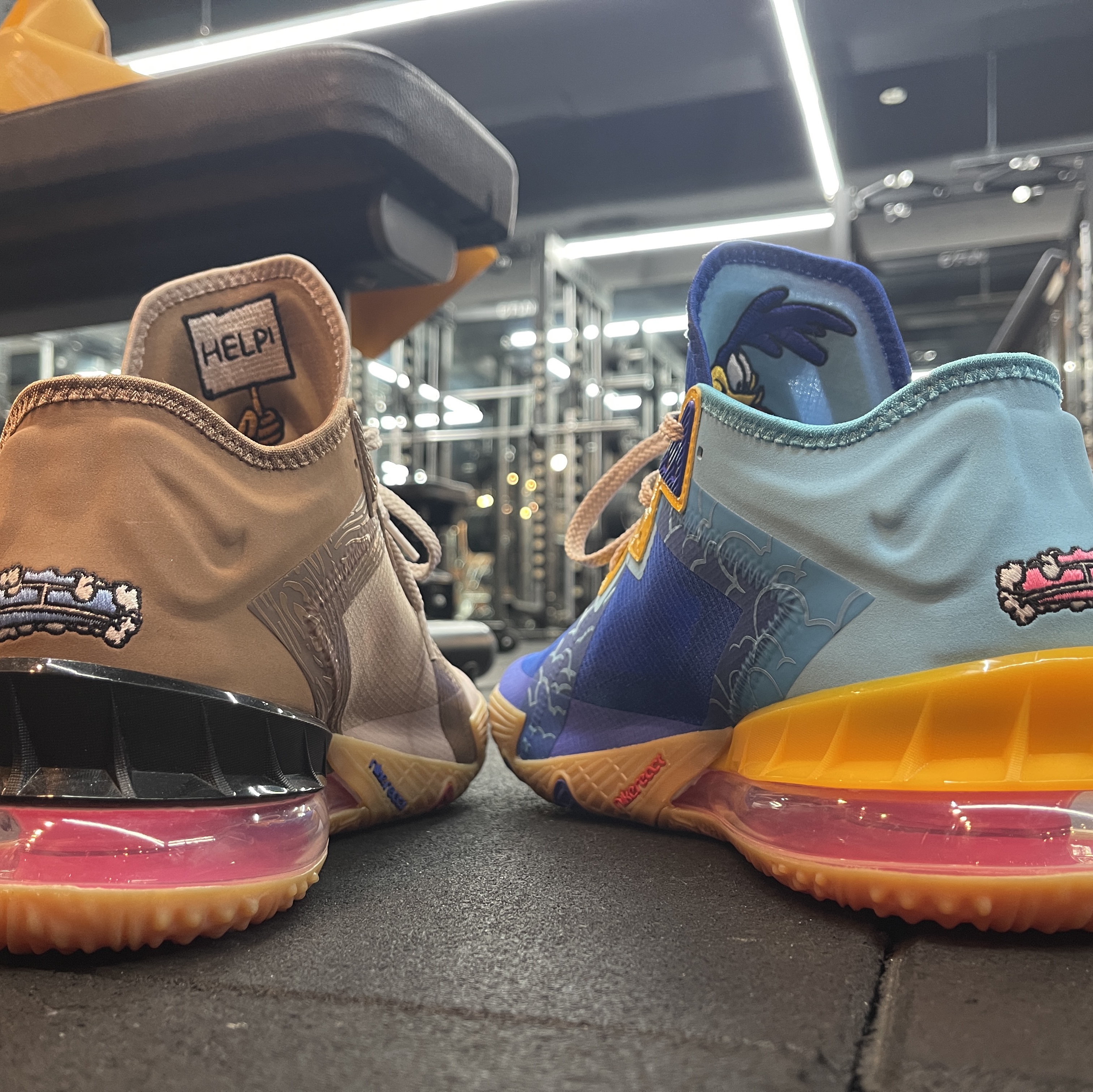 Nike LeBron 18 Low Wile E. vs Roadrunner 착용 스타일 - 3