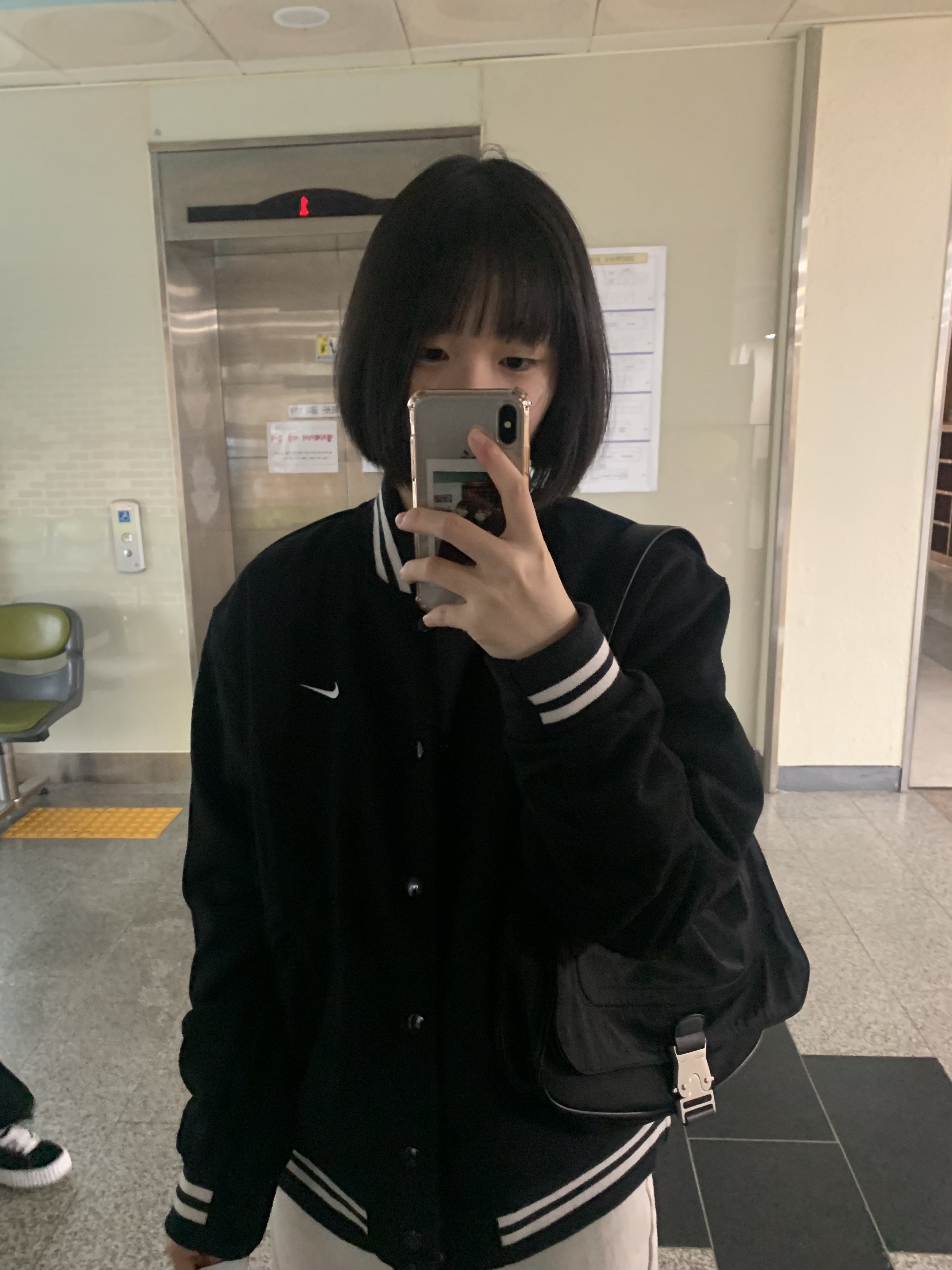 Nike NSW Authentics Varsity Jacket Black - Asia, Matin Kim Buckle Bag Black 착용 스타일 - 1