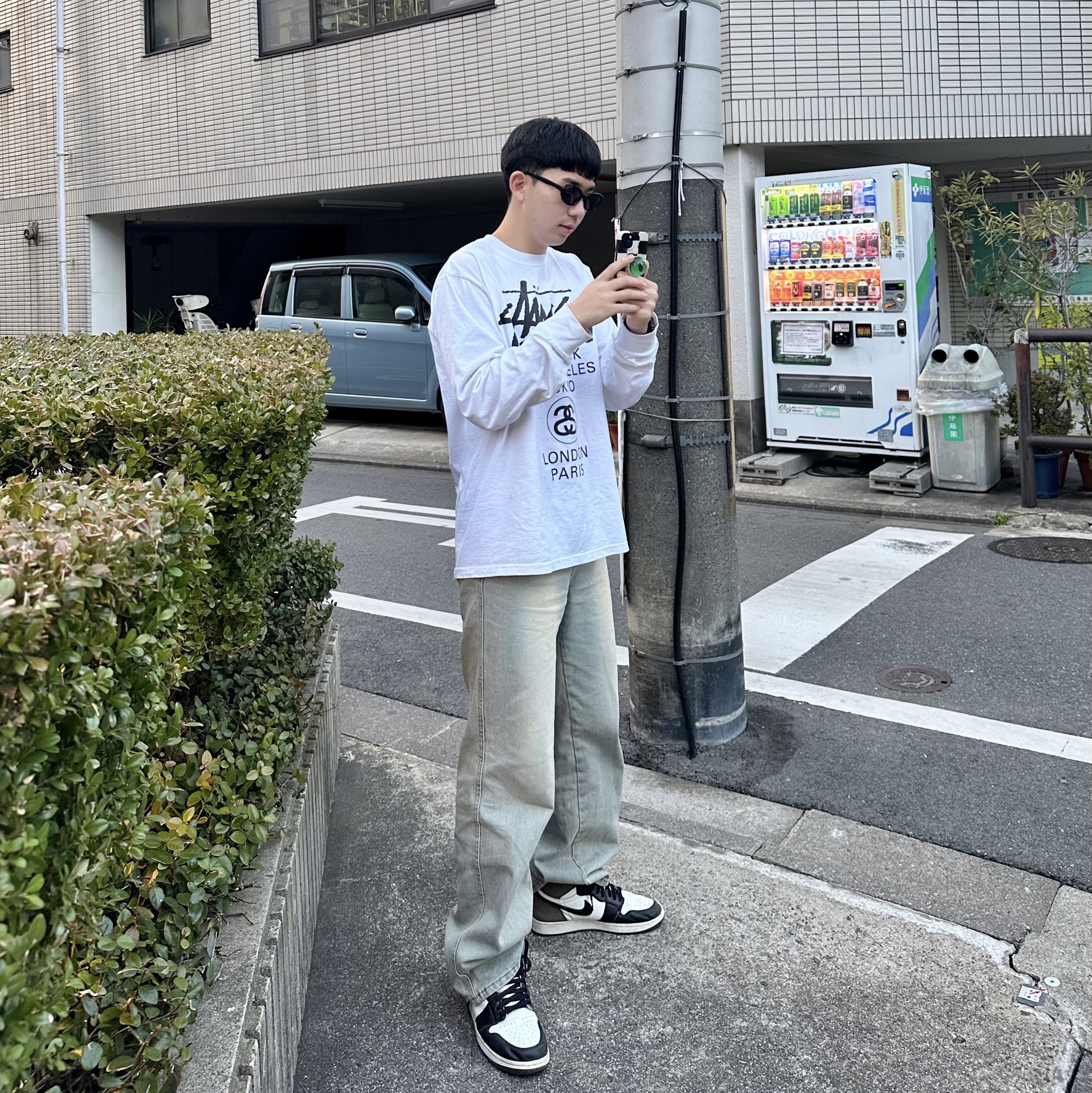 Jordan 1 Retro High OG Black Mocha, Stussy World Tour LS T-Shirt White 착용 스타일