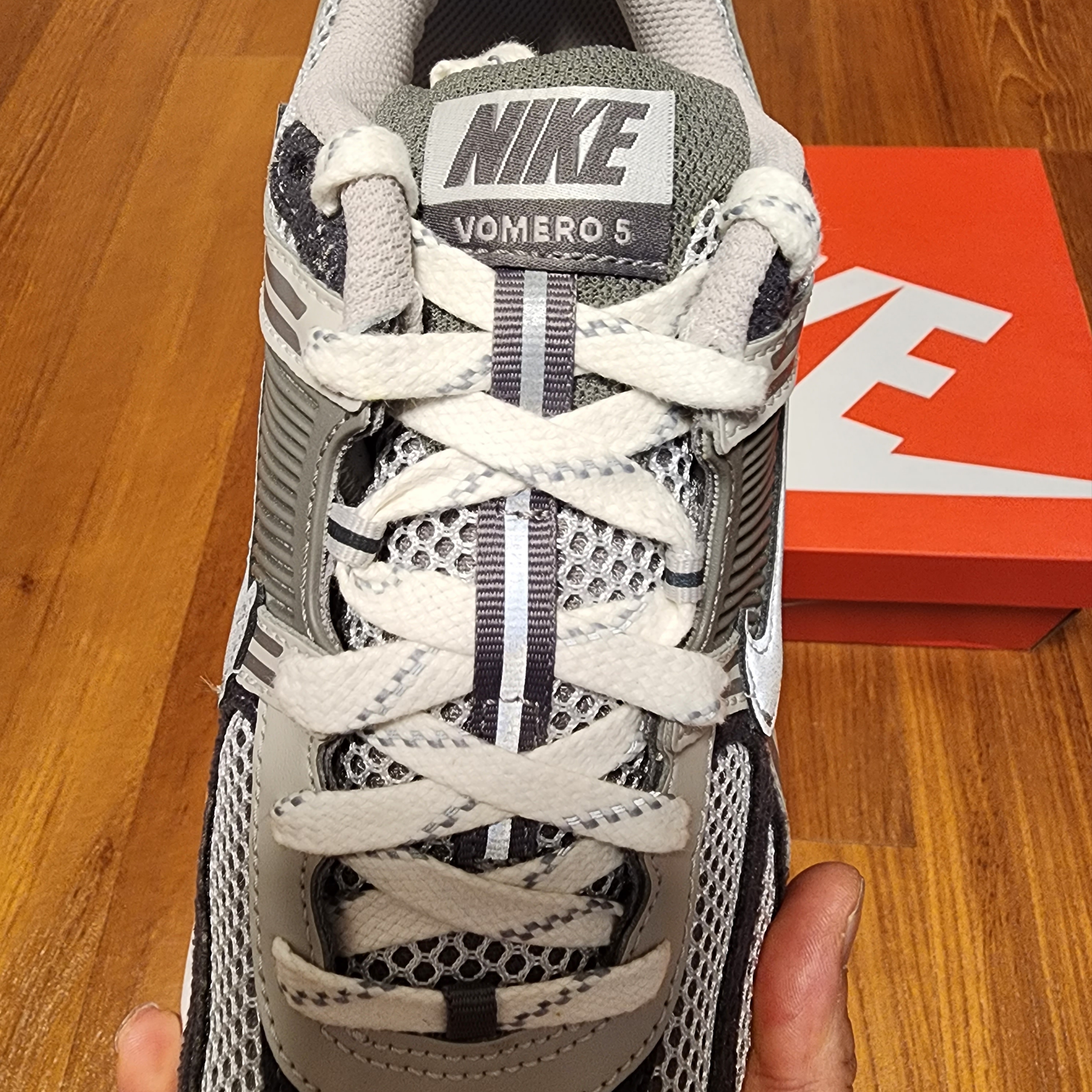 Nike Zoom Vomero 5 PRM Light Iron Ore and Flat Fewter 착용 스타일 - 4