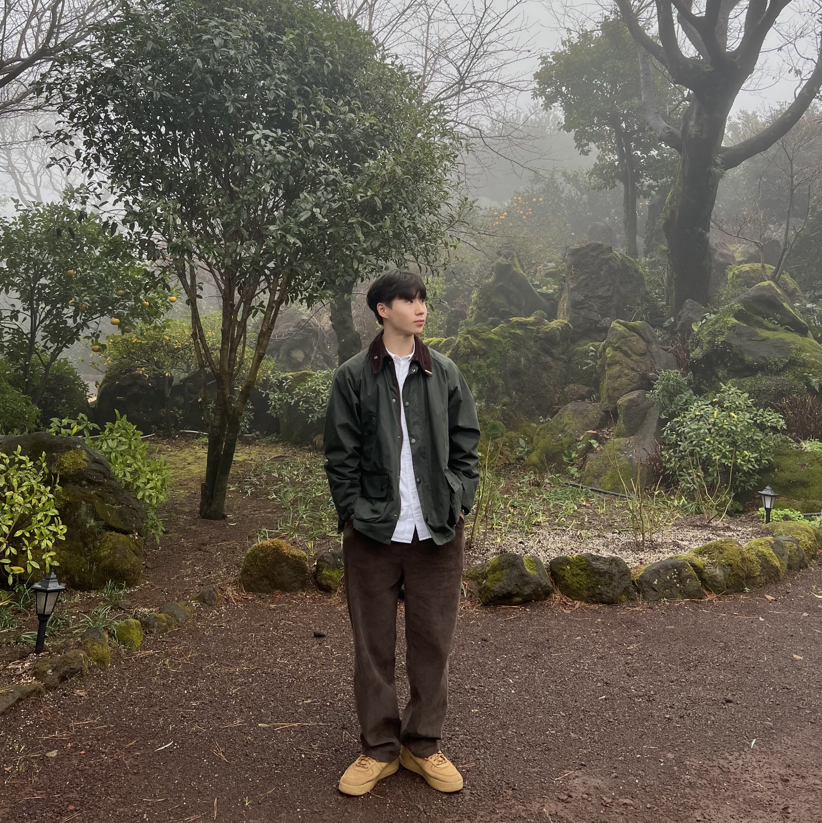 Nike Air Force 1 '07 WB Flax, Barbour Bedale Wax Jacket Sage 착용 스타일